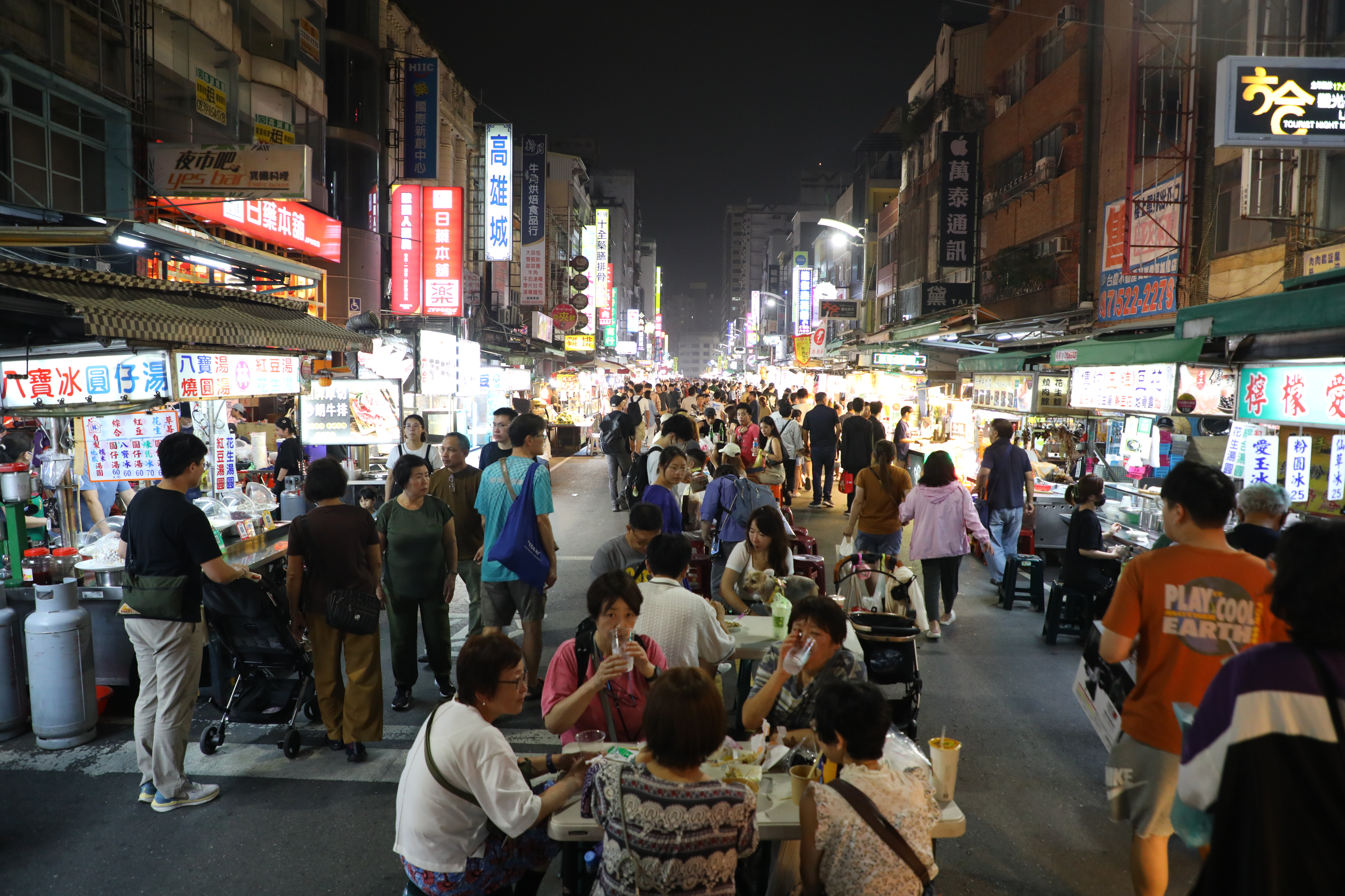 一度蕭條的六合觀光夜市，這兩年也重新成為觀光客必訪的重點夜市，夜市攤商業績與出攤率大幅提升，人流明顯回流。