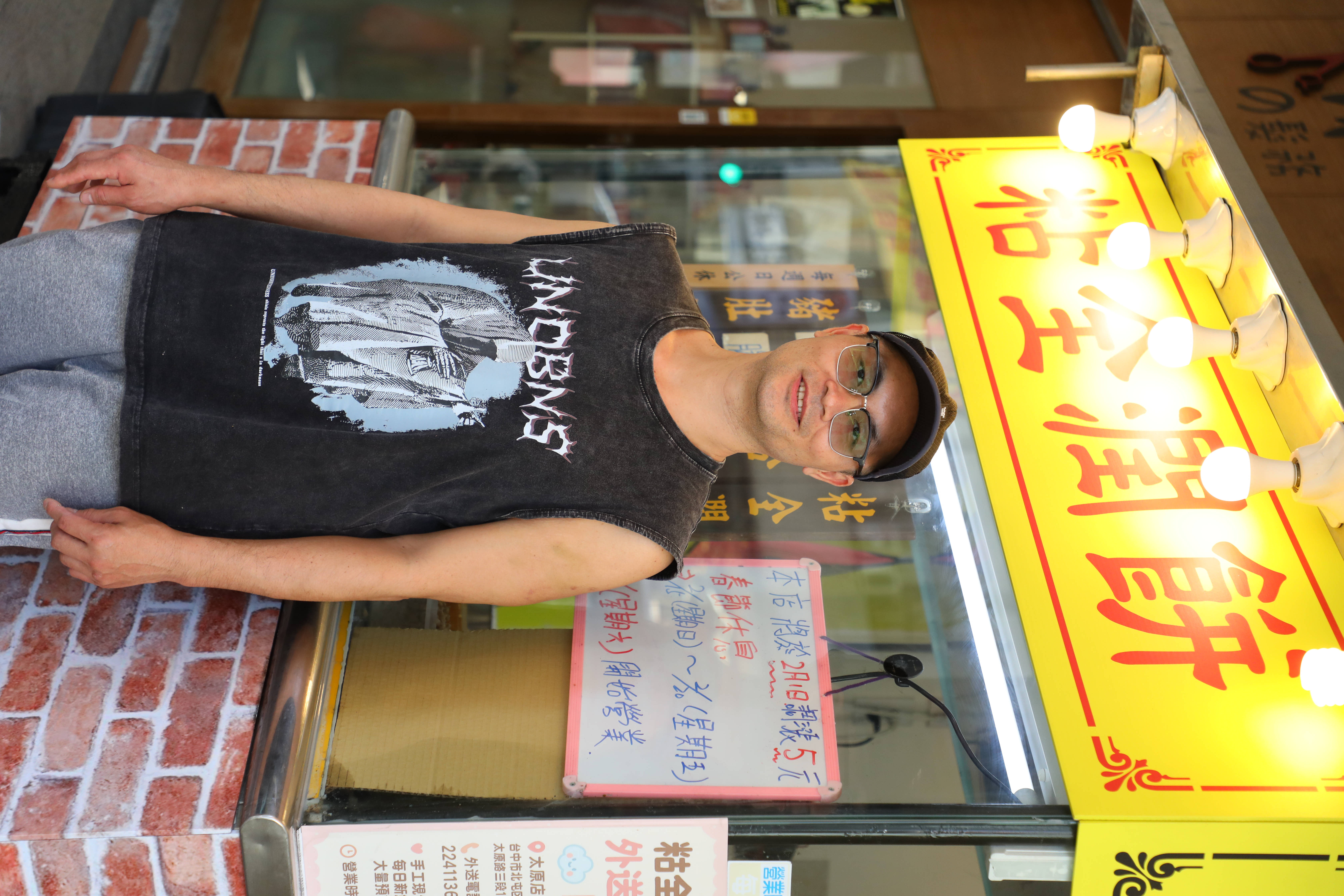 粘全潤餅如今交給第二代接棒，太原店的老闆是哥哥粘客汶。