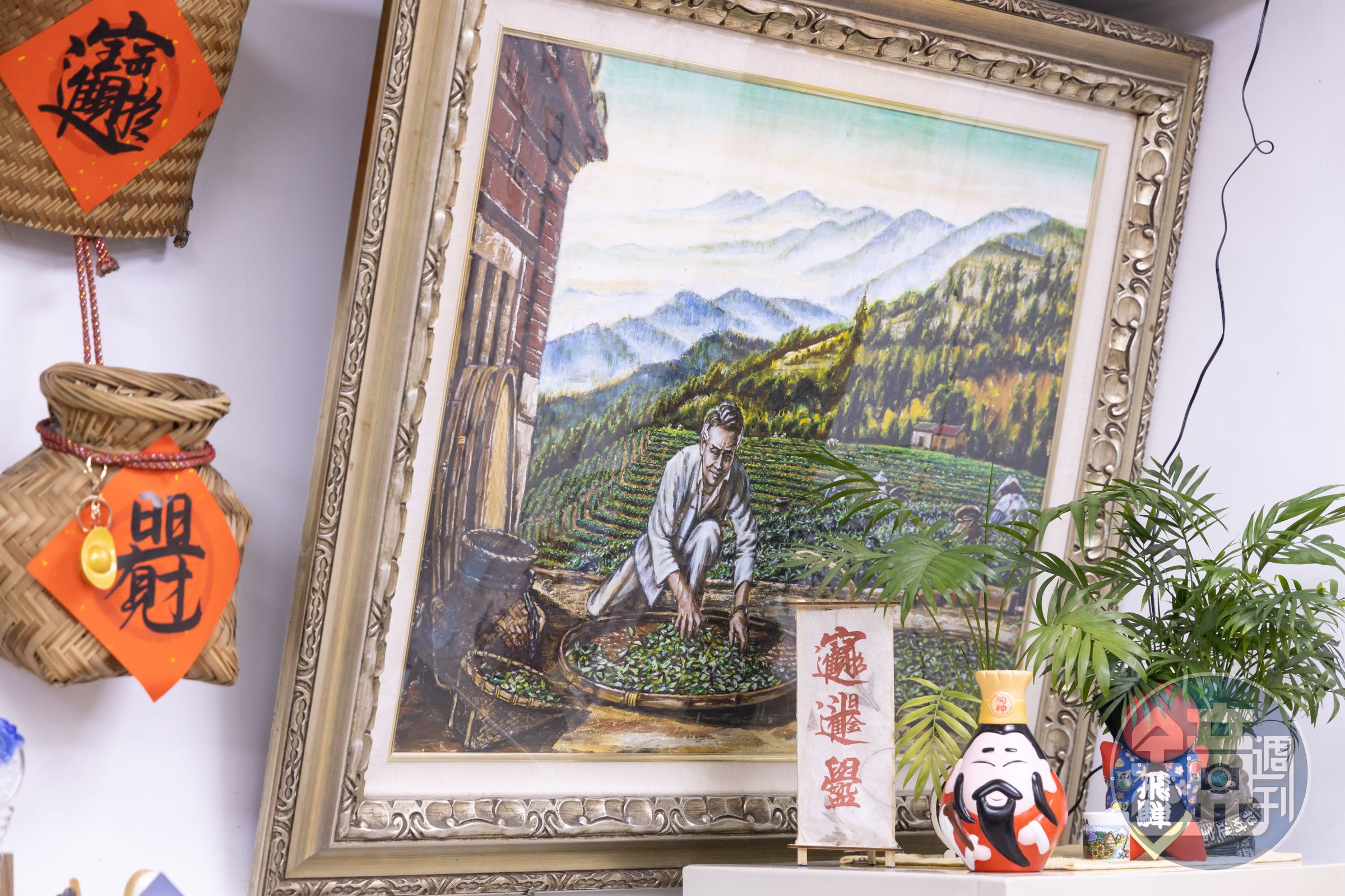 曾家世代在坪林種茶,圖中描繪的人物是曾日杉的阿公。