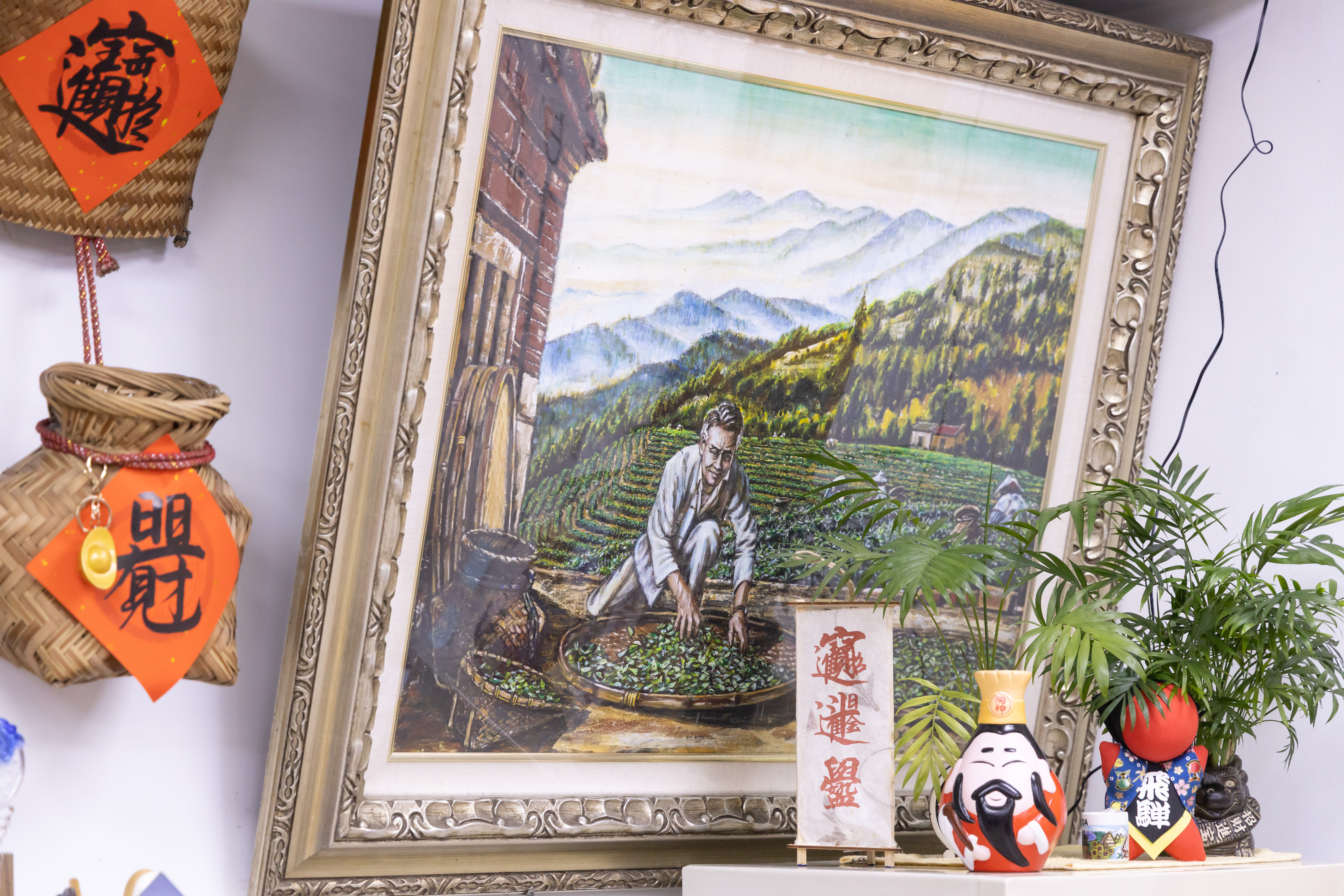 曾家世代在坪林種茶，圖中描繪的人物是曾日杉的阿公。