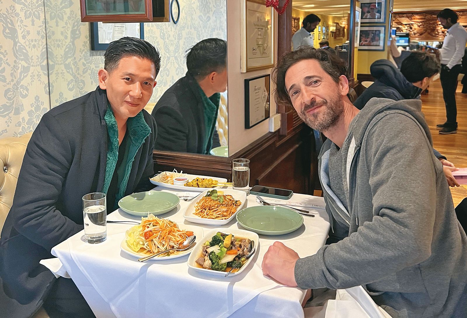 出生緬甸的台灣導演趙德胤（左），近年在國際影壇上備受關注。右為安卓亞布洛迪。（翻攝自趙德胤臉書）