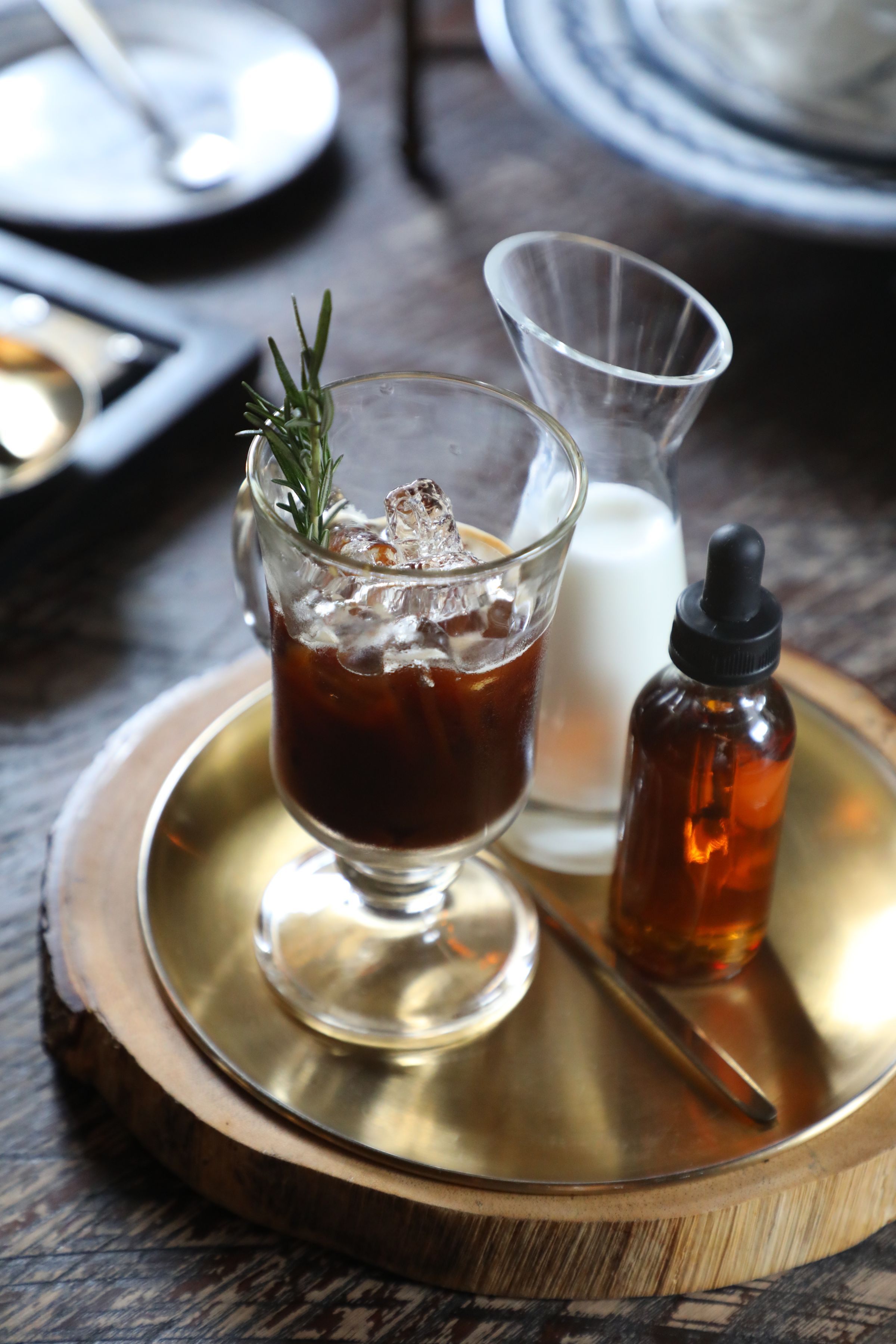 「ICED LATTE」裝在金盤中上桌，等待客人隨意調配。（220泰銖／份，約NT$194）。