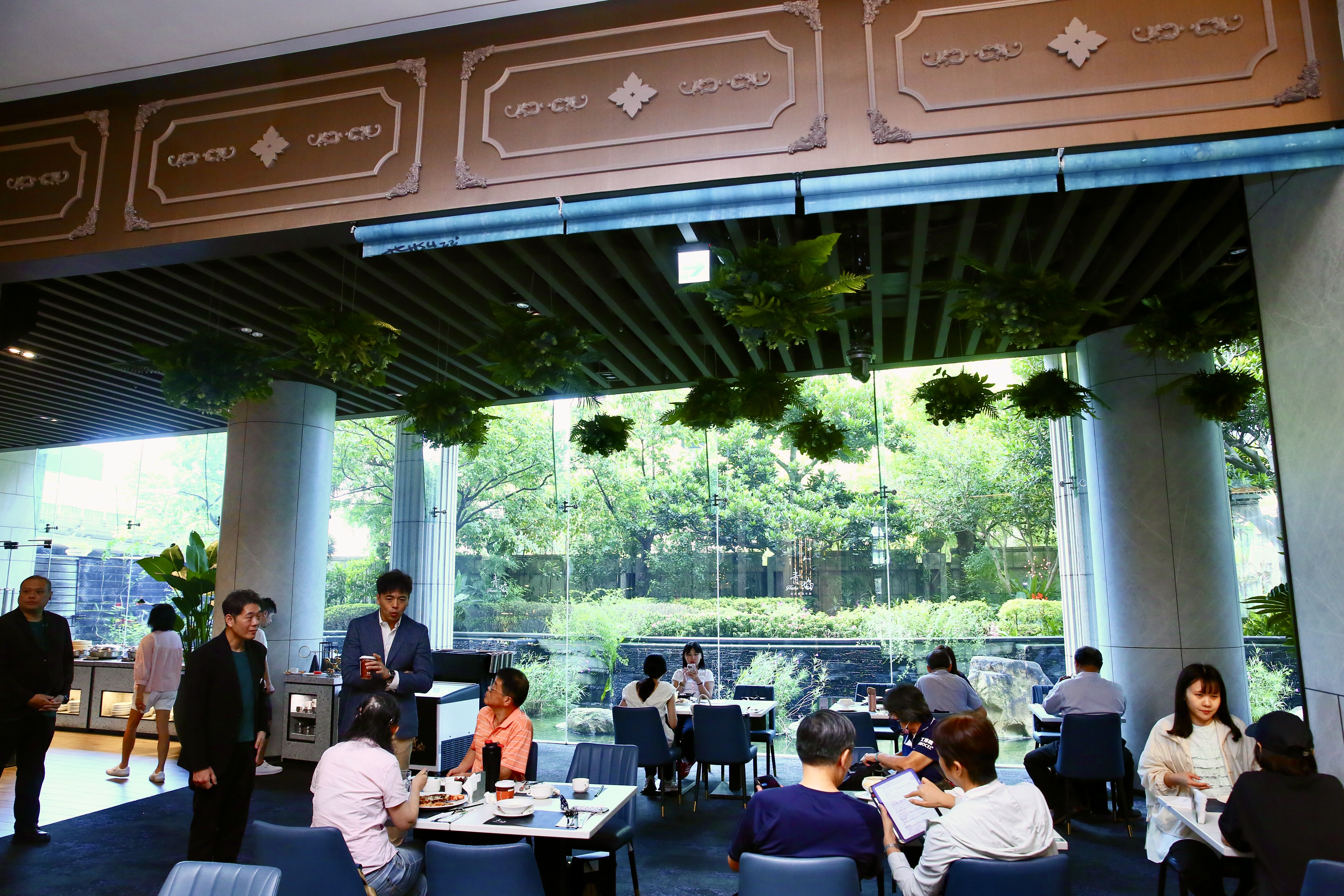 此次進駐台北美麗信花園酒店，青焰以全新視覺呈現城市飯店難得的水池庭院綠意花園。