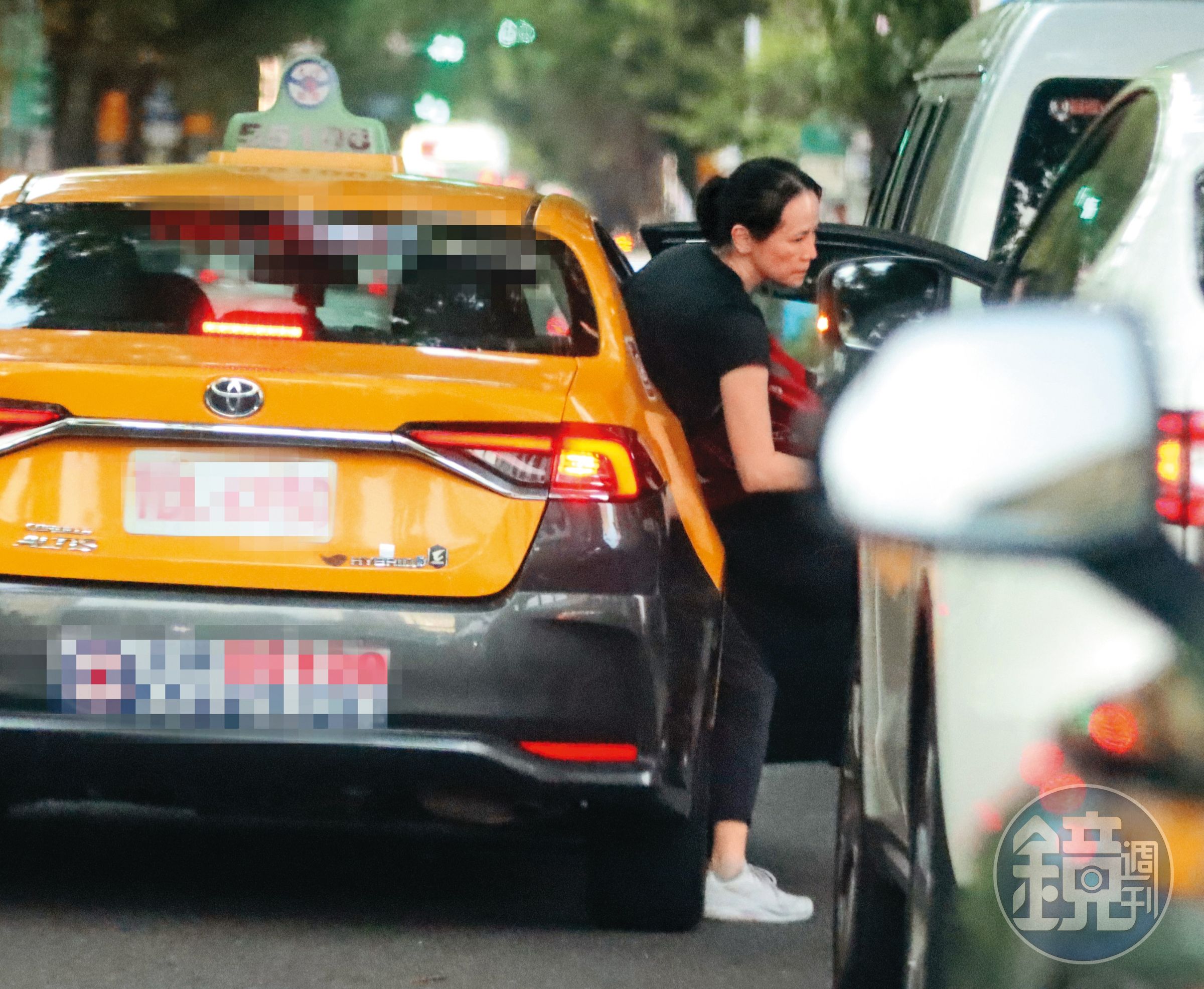 上完課後,獨來獨往的楊乃文搭車回到市區。