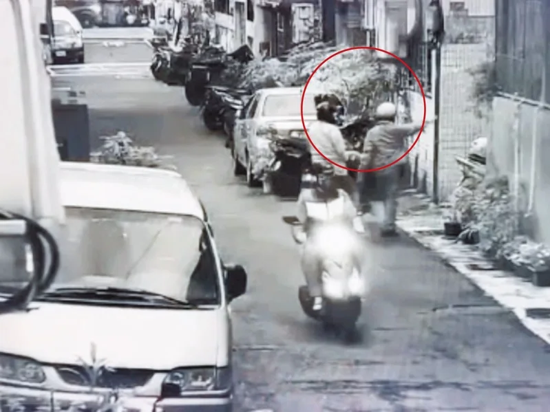 張介宗（紅圈右）被羈押在高雄看守所112天，幾乎不與人互動，被形容像「度假」般規律平靜。（翻攝畫面）