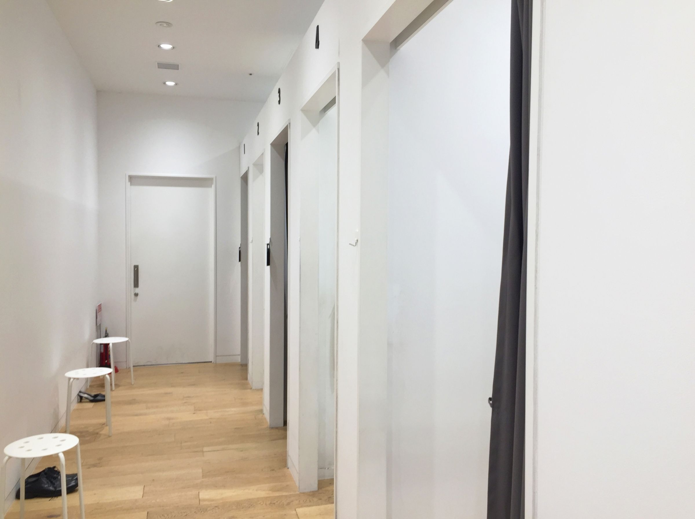 一名網友陪男友去更衣室時，無意從門縫發現有情侶在更衣室嘿咻。（示意圖，photoAC）