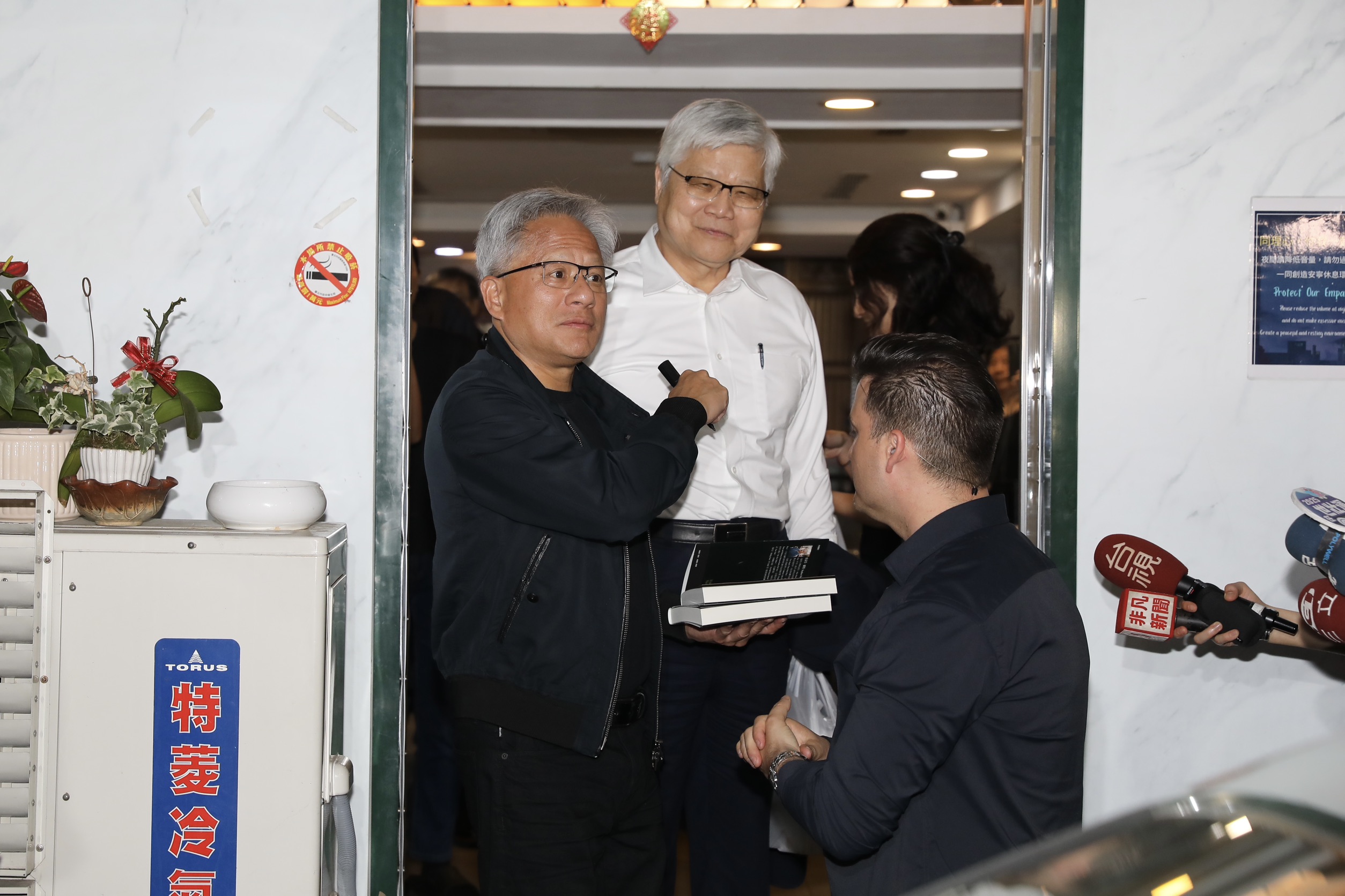 黃仁勳昨晚和魏哲嘉在私廚餐敘。