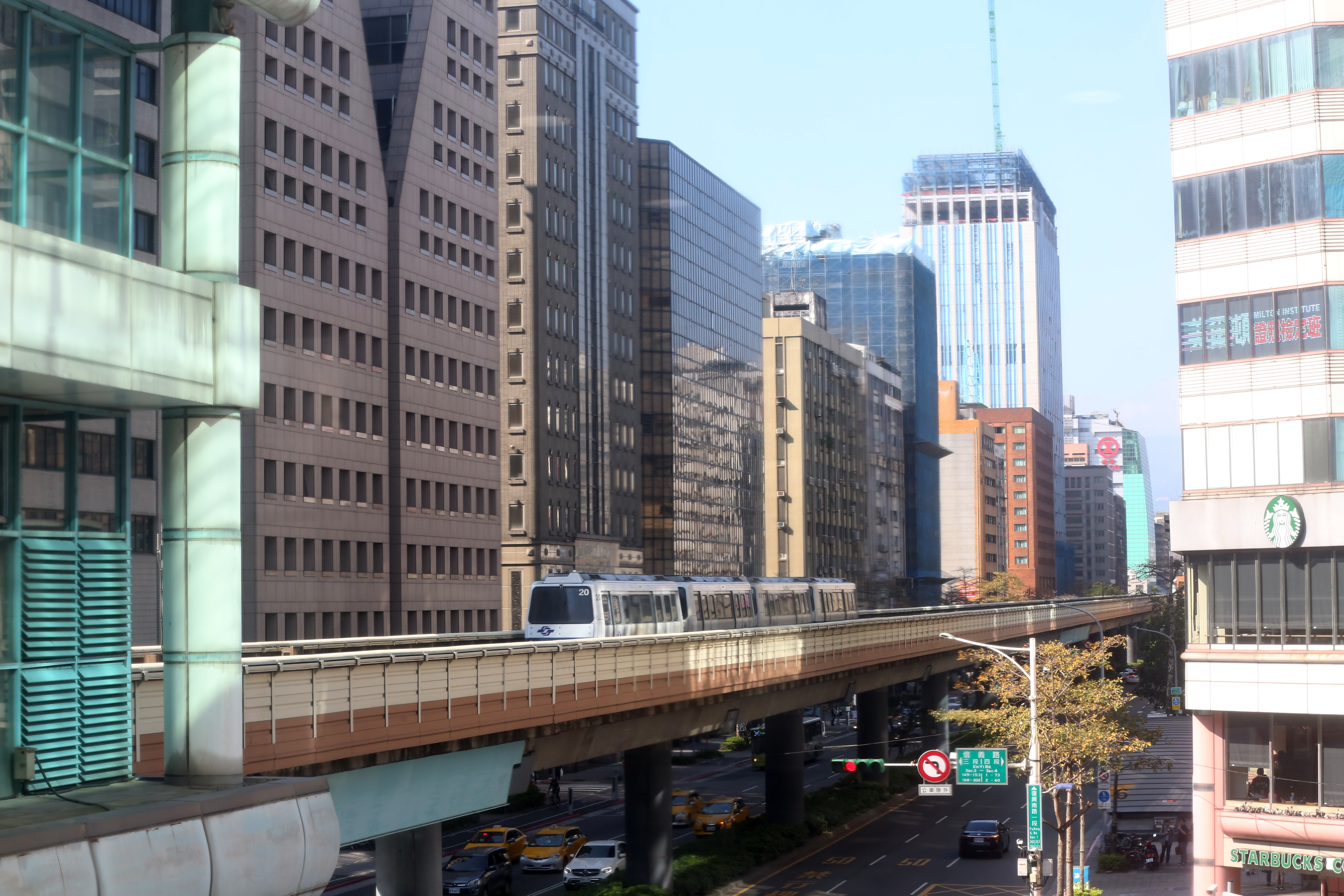 因應颱風來襲，北捷說明若瞬間風速達10級風，包括文湖線在內的3條路線將暫停營運。