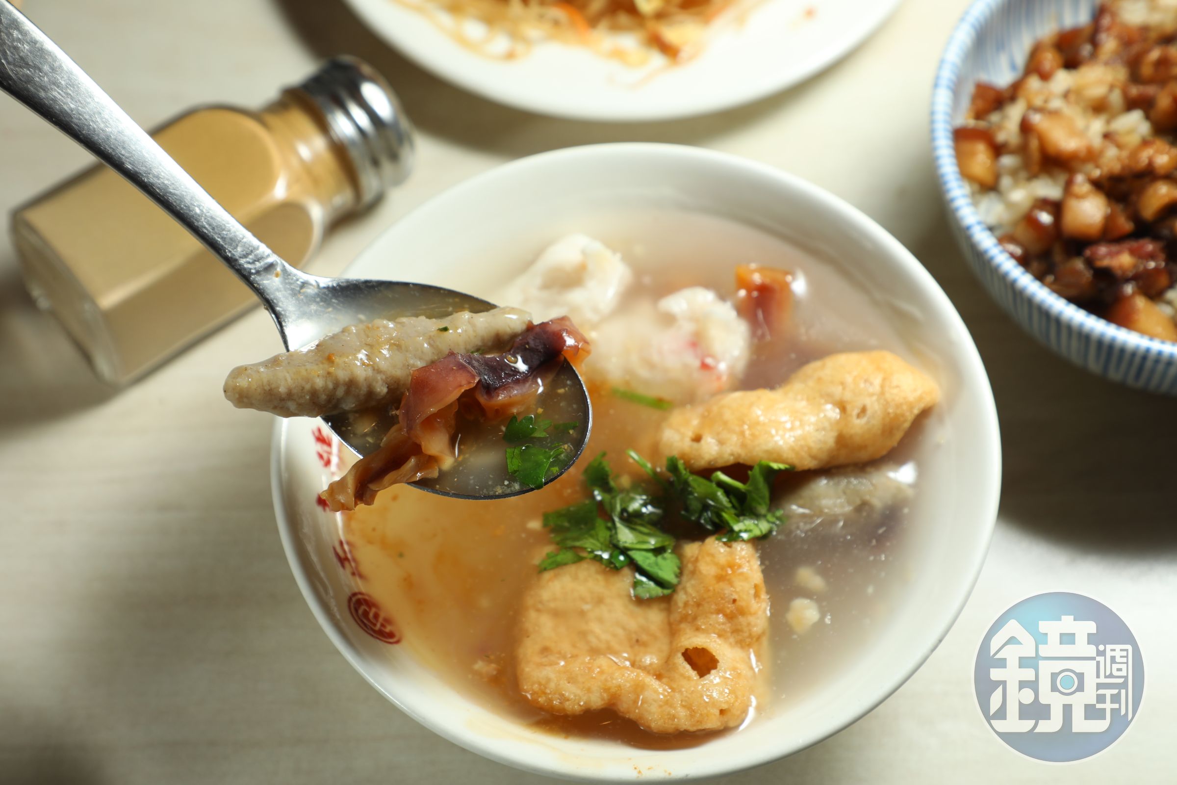 想要把所有好料一網打盡，就點「綜合焿」，裡面有魷魚片、肉羹、花枝羹和魚酥。（100元／碗）