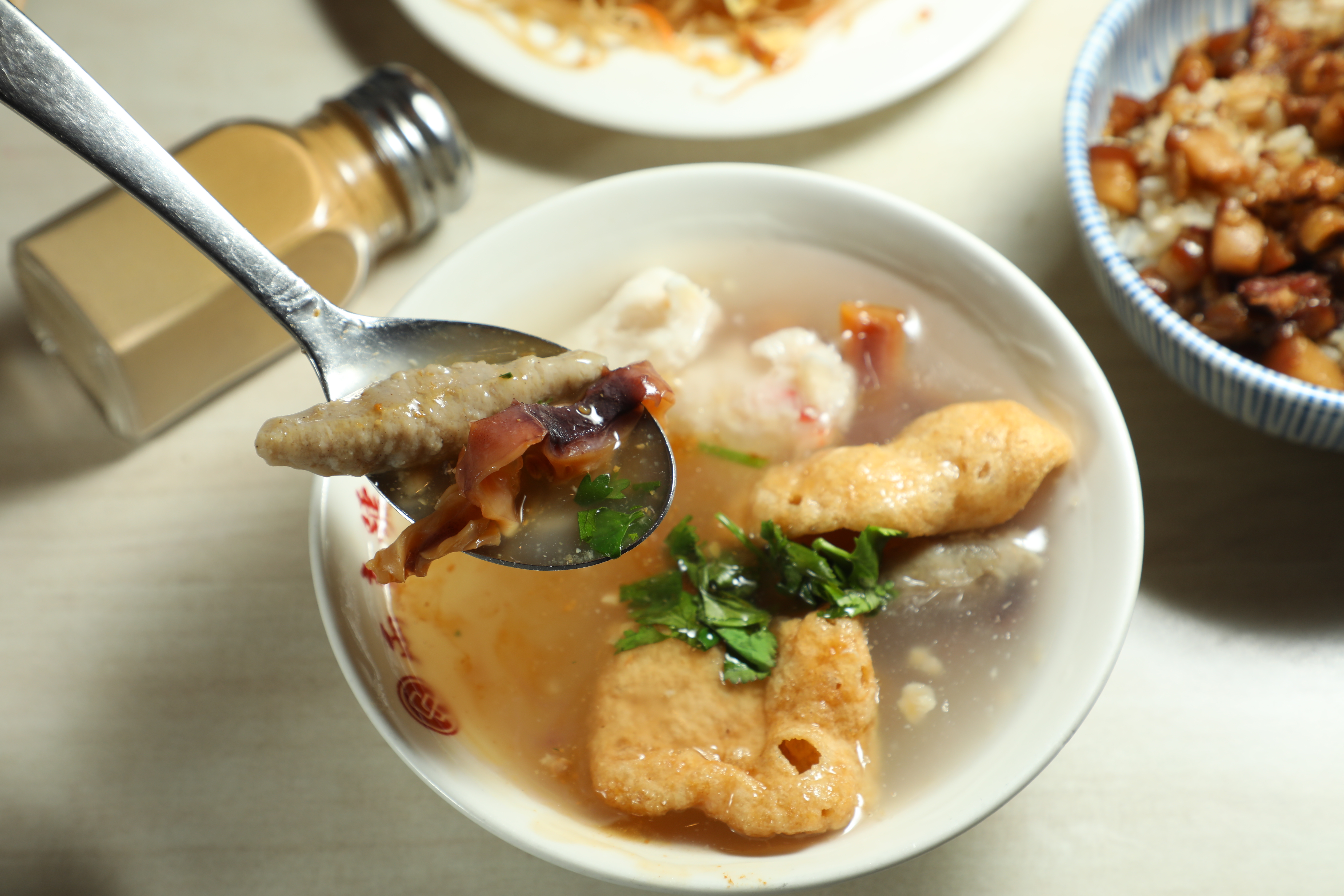 想要把所有好料一網打盡,就點「綜合焿」,裡面有魷魚片、肉羹、花枝羹和魚酥。(100元/碗)