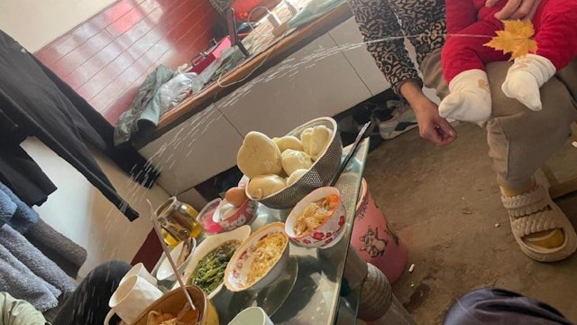 北京男嬰突射「童子尿」灑滿整桌菜，阿公阿嬤帶全家開心吃光光。（翻自《香港01》）