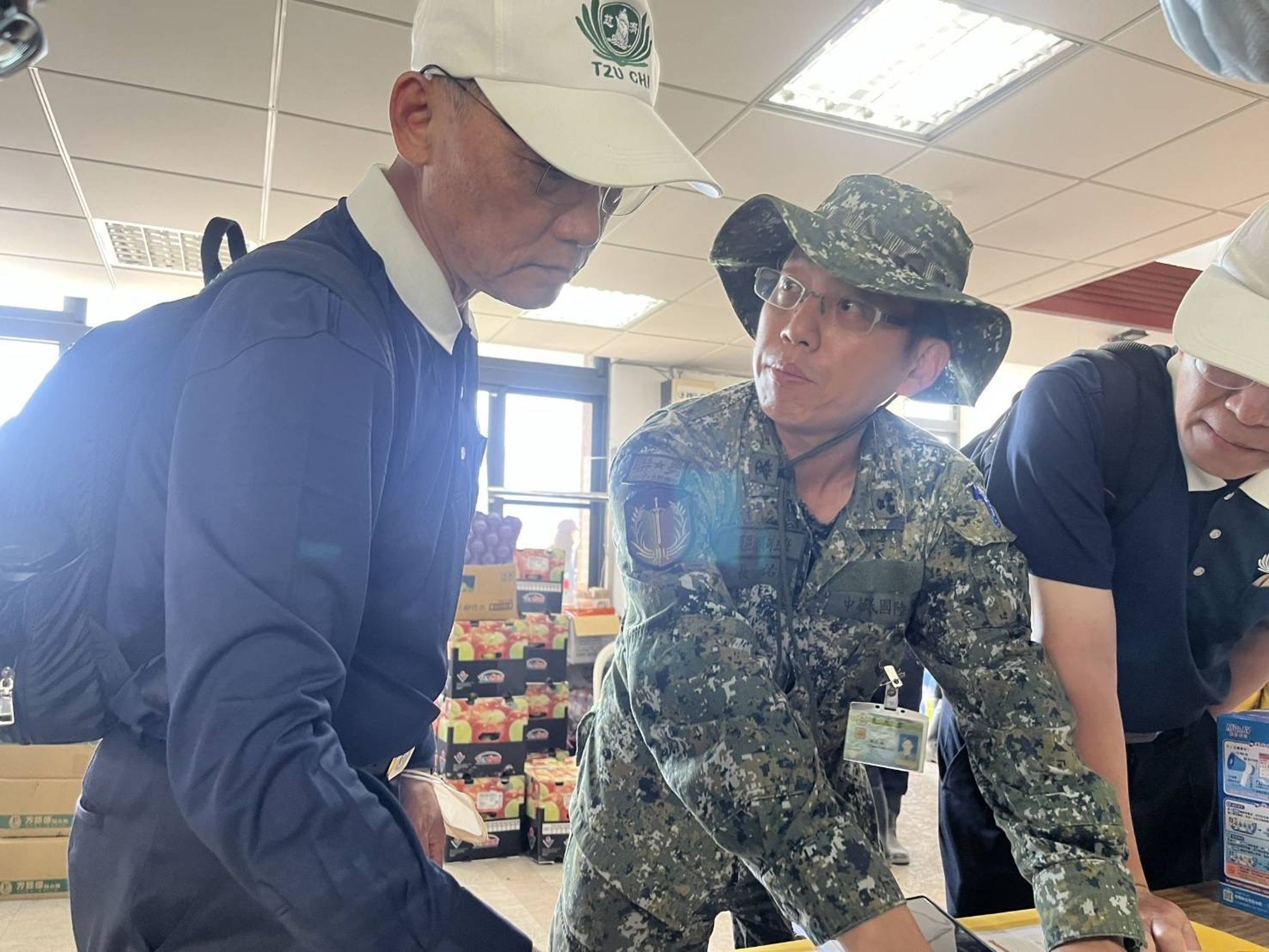 慈濟基金會執行長顏博文近日前往光復災區勘災,當天啟動動員投入光復災區清掃。(慈濟基金會提供)