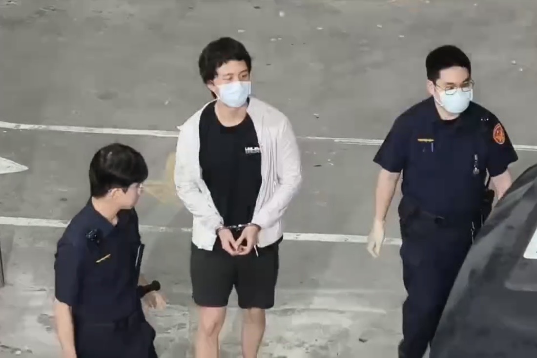 士林地方法院今（17日）下午訊問後裁定羈押禁見，孫安佐上囚車畫面曝光。（鏡新聞提供）