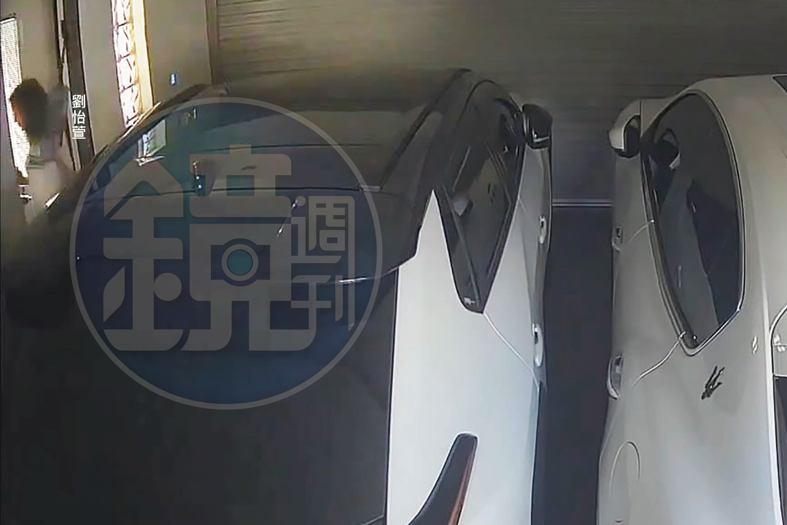 王定宇與劉怡萱一前一後拉開紗門，進入劉女住處。此房產是愛爾麗集團總裁常如山出資借名登記在劉名下。
