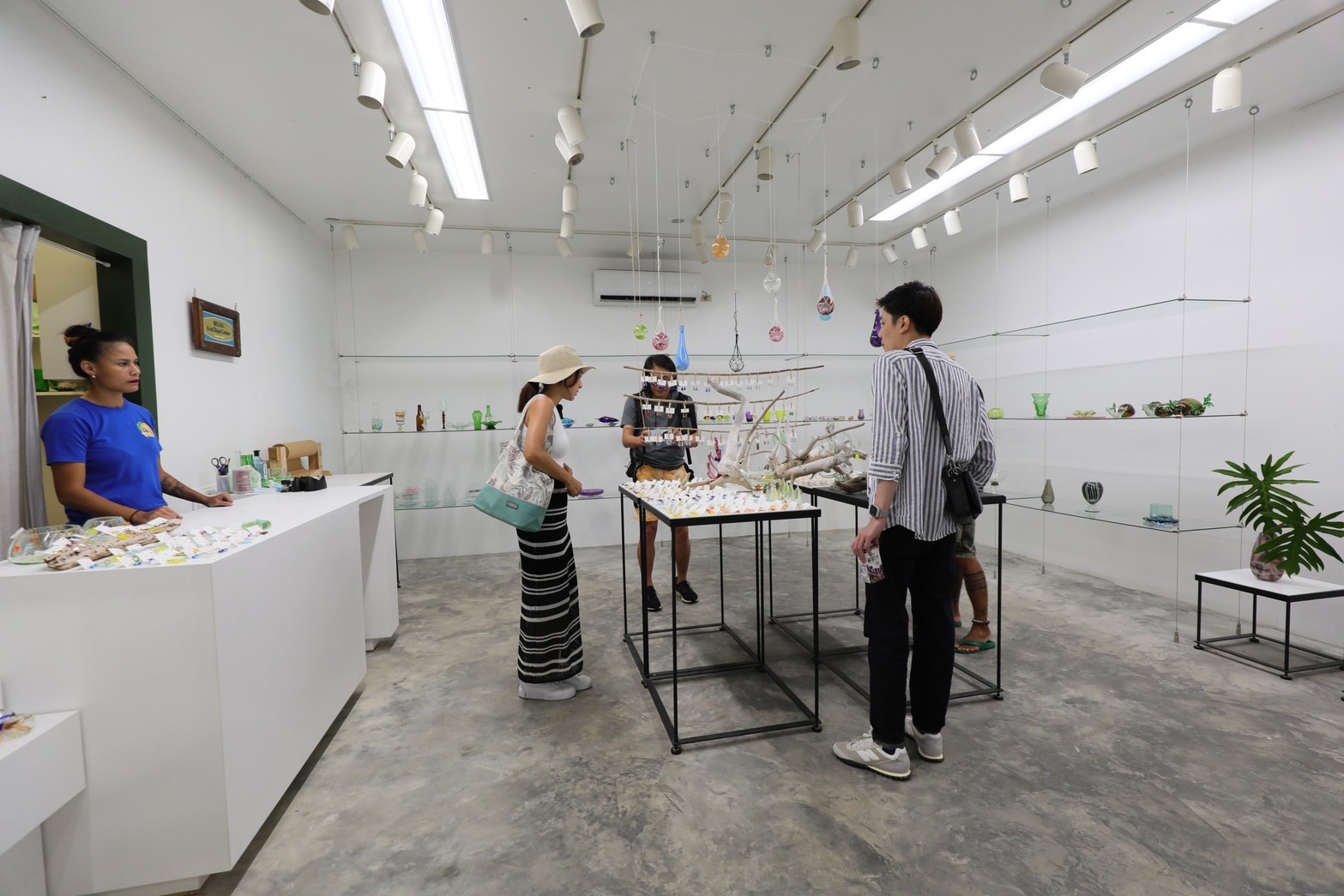 玻璃工藝中心的選物店超好逛,各種剔透精緻的手工玻璃製品讓大家一進去就忍不住掏出錢包。