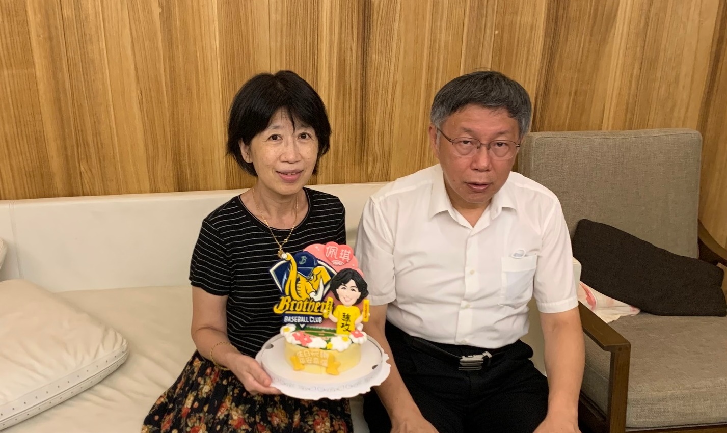 陳佩琪今（16日）生日再發文，指要把柯文哲關到死的話，那她要揹著「柯文哲的骨灰」，每天去堵賴清德夫妻出門。（翻攝自陳佩琪臉書）