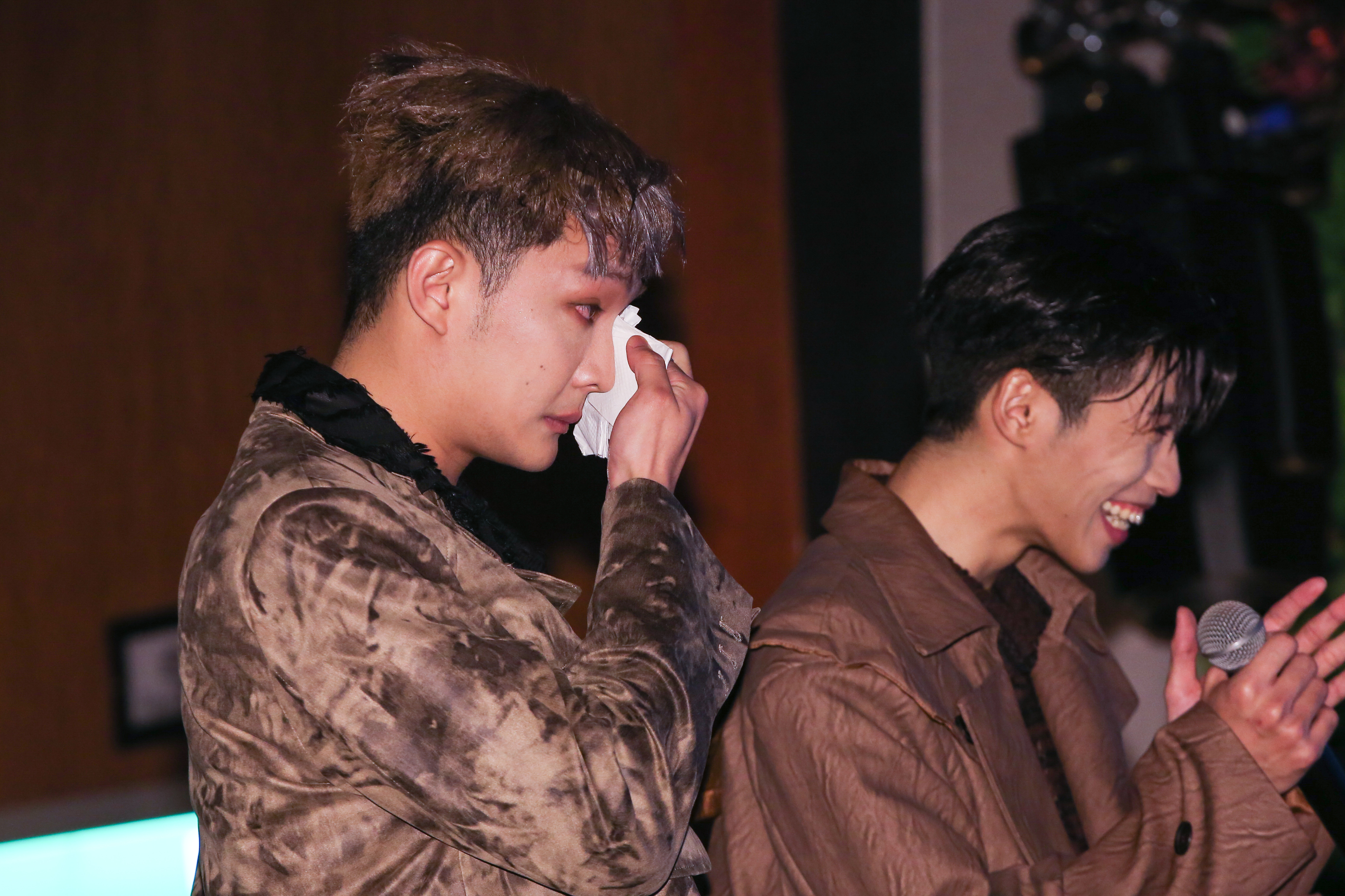 高胥崴看到家人影片不禁流下男兒淚。