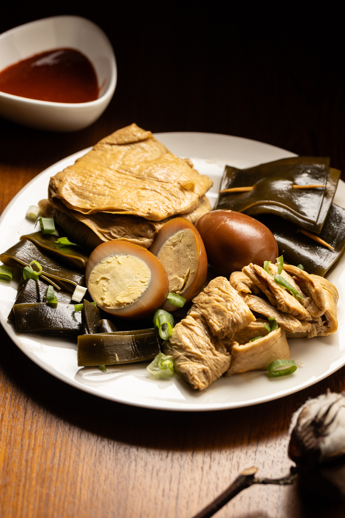 滷味選擇多元,海帶使用北海道昆布,也是必點品項。 (海帶10元/條、滷鴨蛋15元/顆、豆皮15元/塊)
