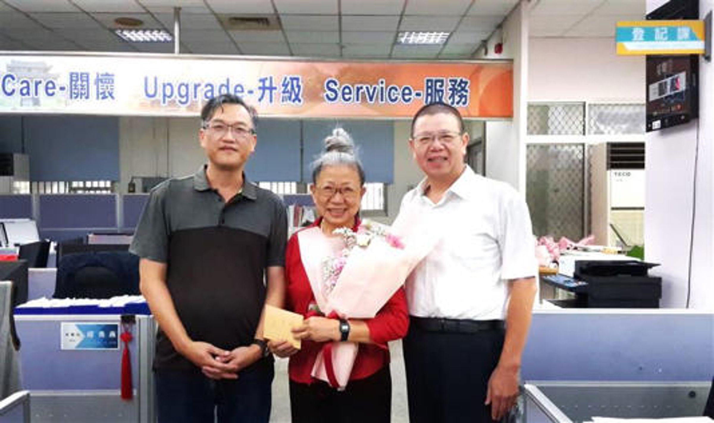 新竹市67歲的唐芝英女士,歷經十餘年的努力,於去年成功通過三等地政職系地方特考,成為新竹市史上最高齡公職錄取人員。(新竹市政府提供)