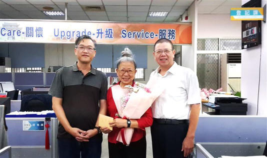 新竹市67歲的唐芝英女士，歷經十餘年的努力，於去年成功通過三等地政職系地方特考，成為新竹市史上最高齡公職錄取人員。（新竹市政府提供）