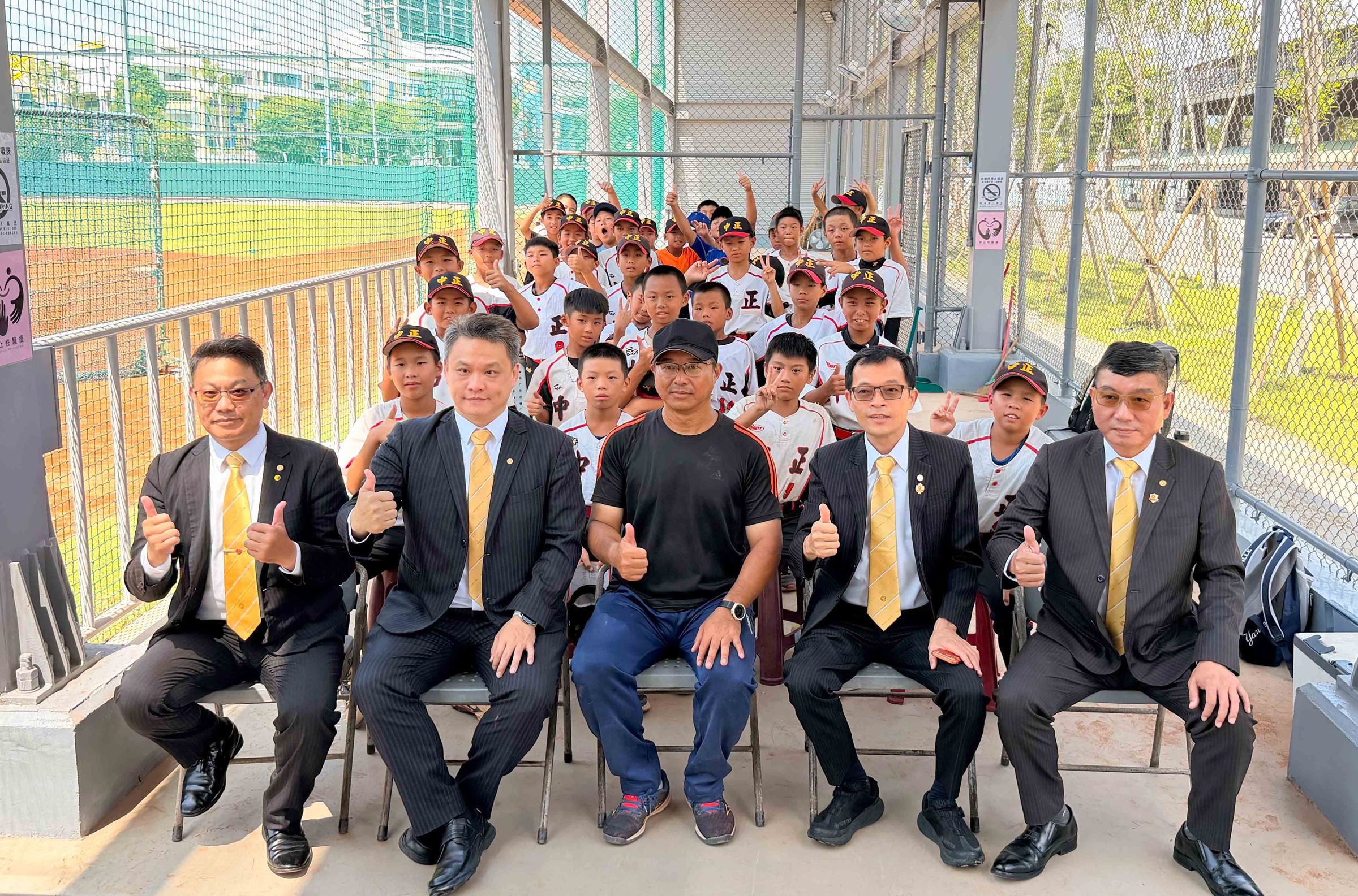 高雄市中正國小學務主任顏盟展（圖中）感謝永慶不動產、永義房屋高雄經管會挹注資源，成為基層棒球最堅實的後盾。
