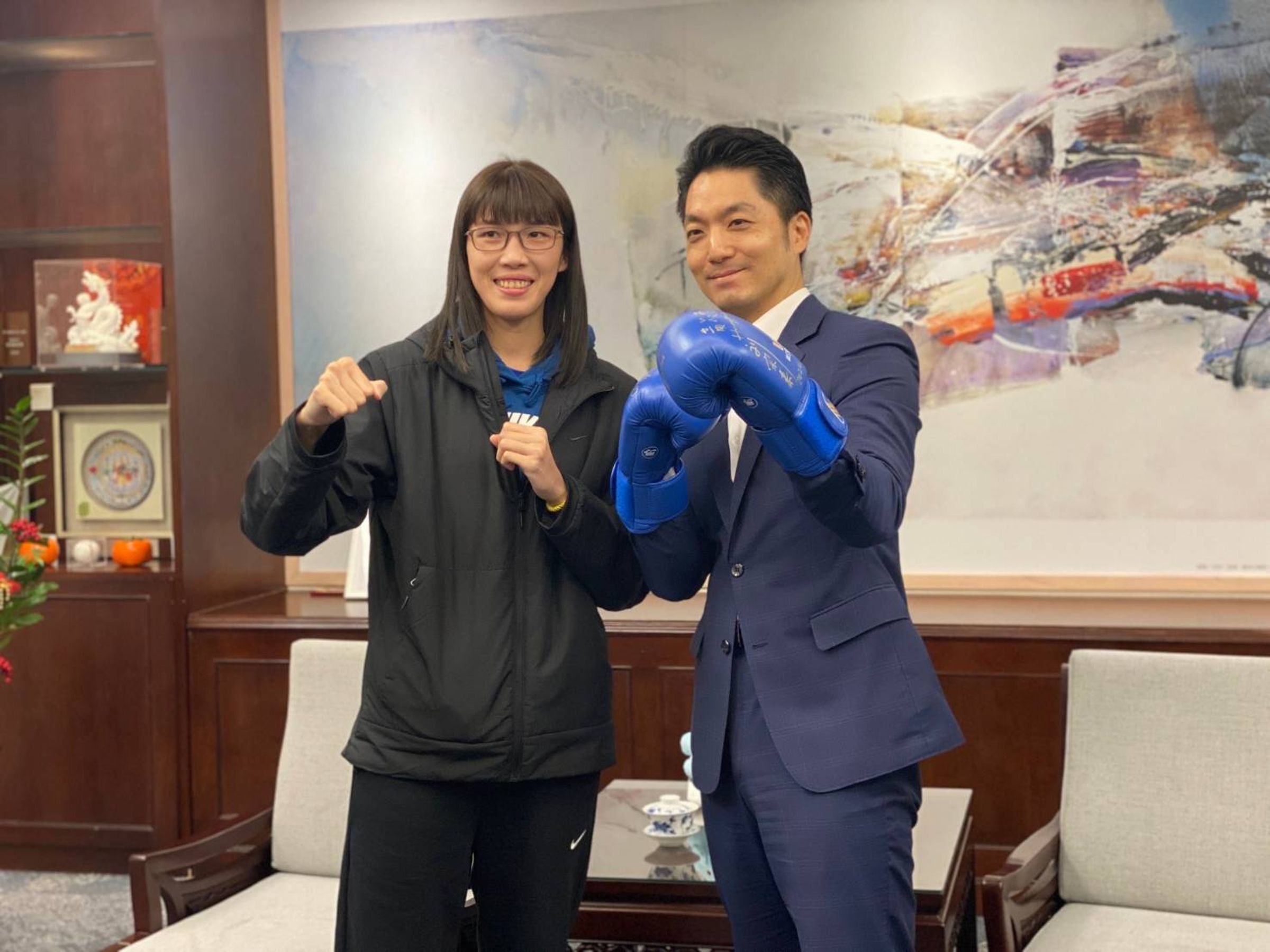 台灣拳擊女將黃筱雯勇奪世界拳總年終賽女子54公斤級金牌，北市長蔣萬安今日接見她並頒贈10萬元勉勵金。（北市體育局提供）