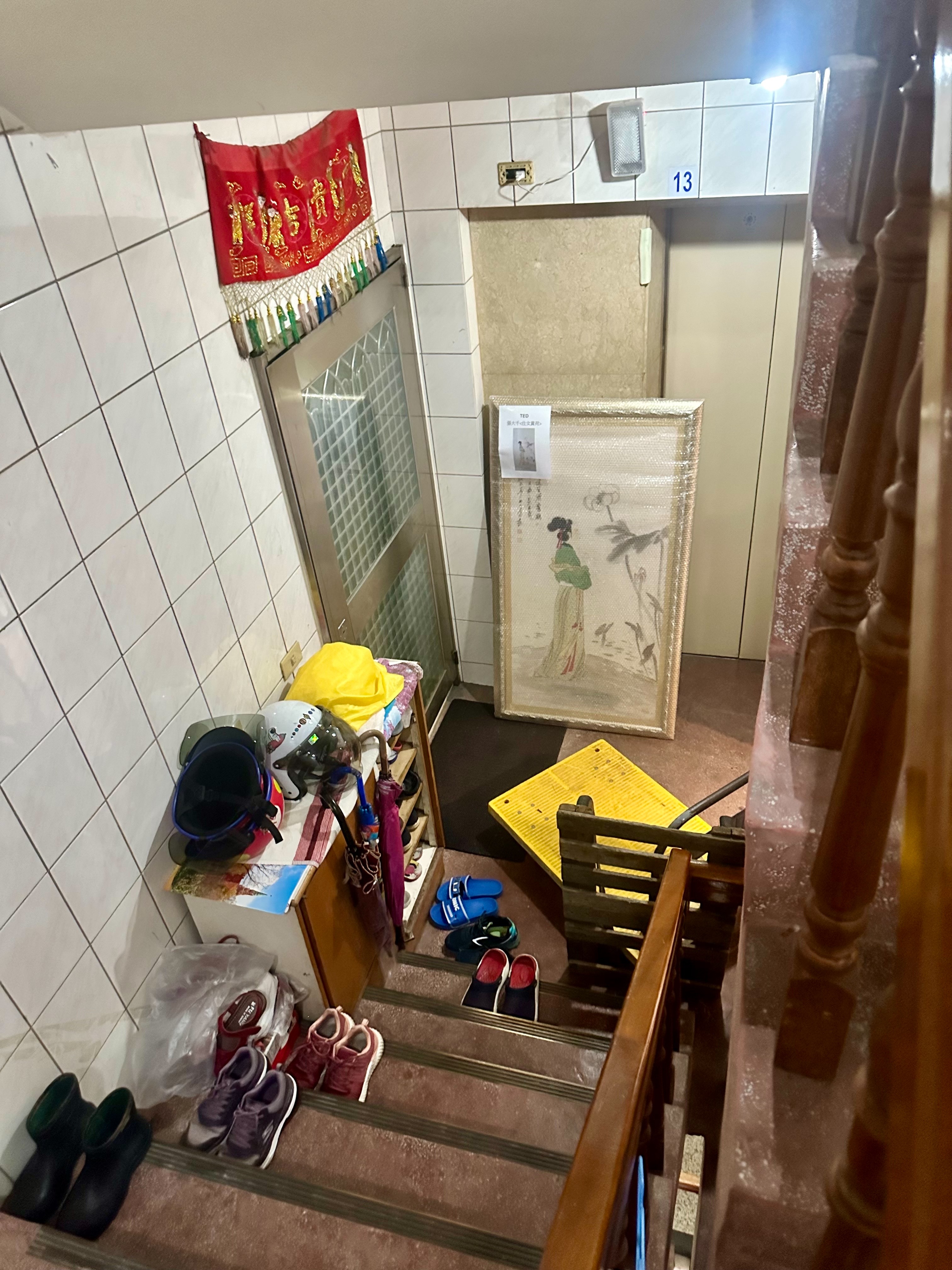 身價上億元的名畫,竟然跟鞋子雜物擺放在一起。