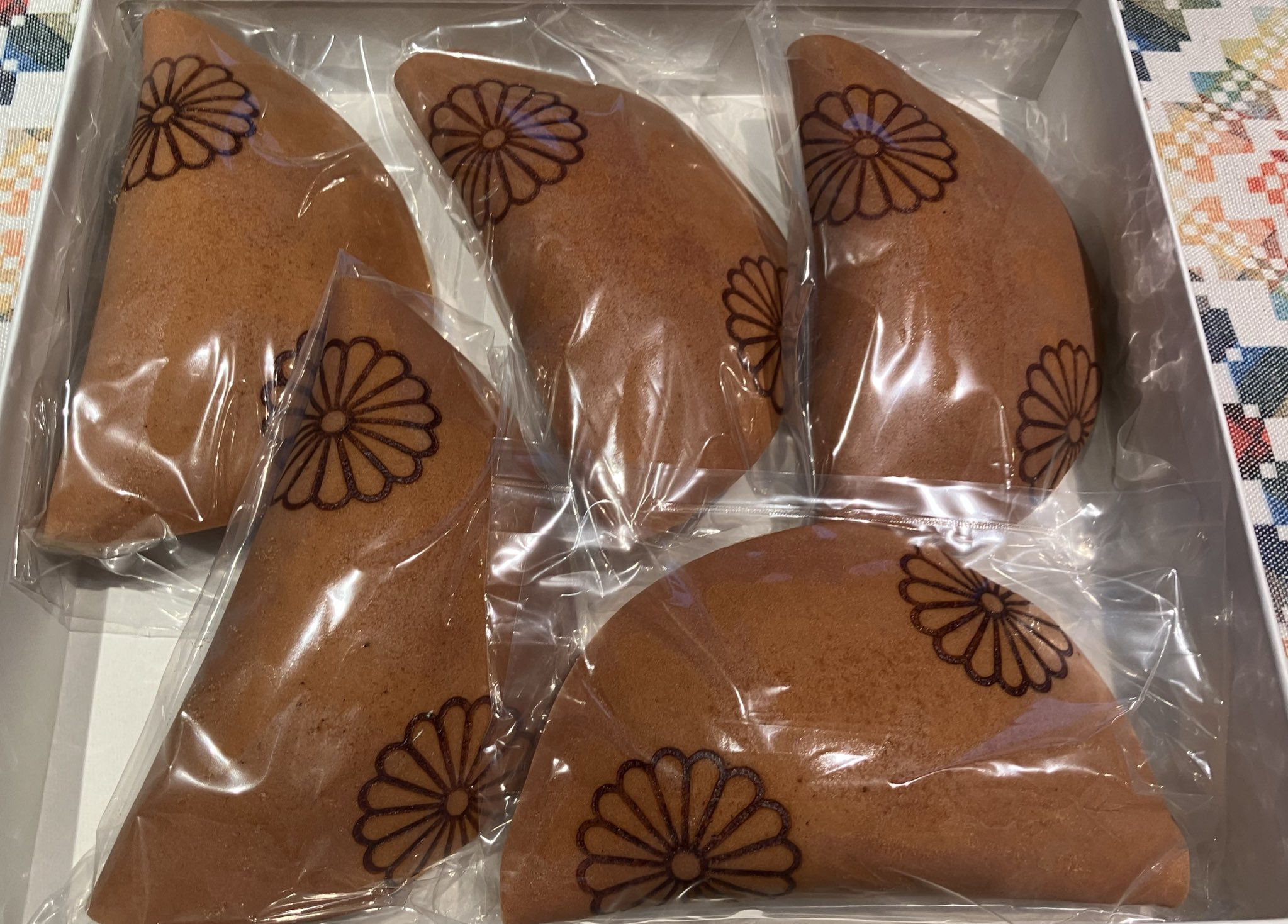 日本天皇和皇后舉辦園遊會，還為參加者準備了絕美和菓子伴手禮。（翻攝自X@AurelijusZykas）