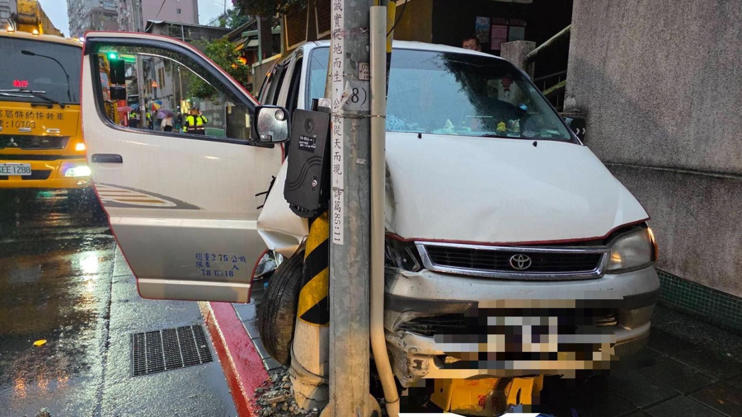 台北市文山區景興路今日清晨發生一起車禍。（翻攝畫面）
