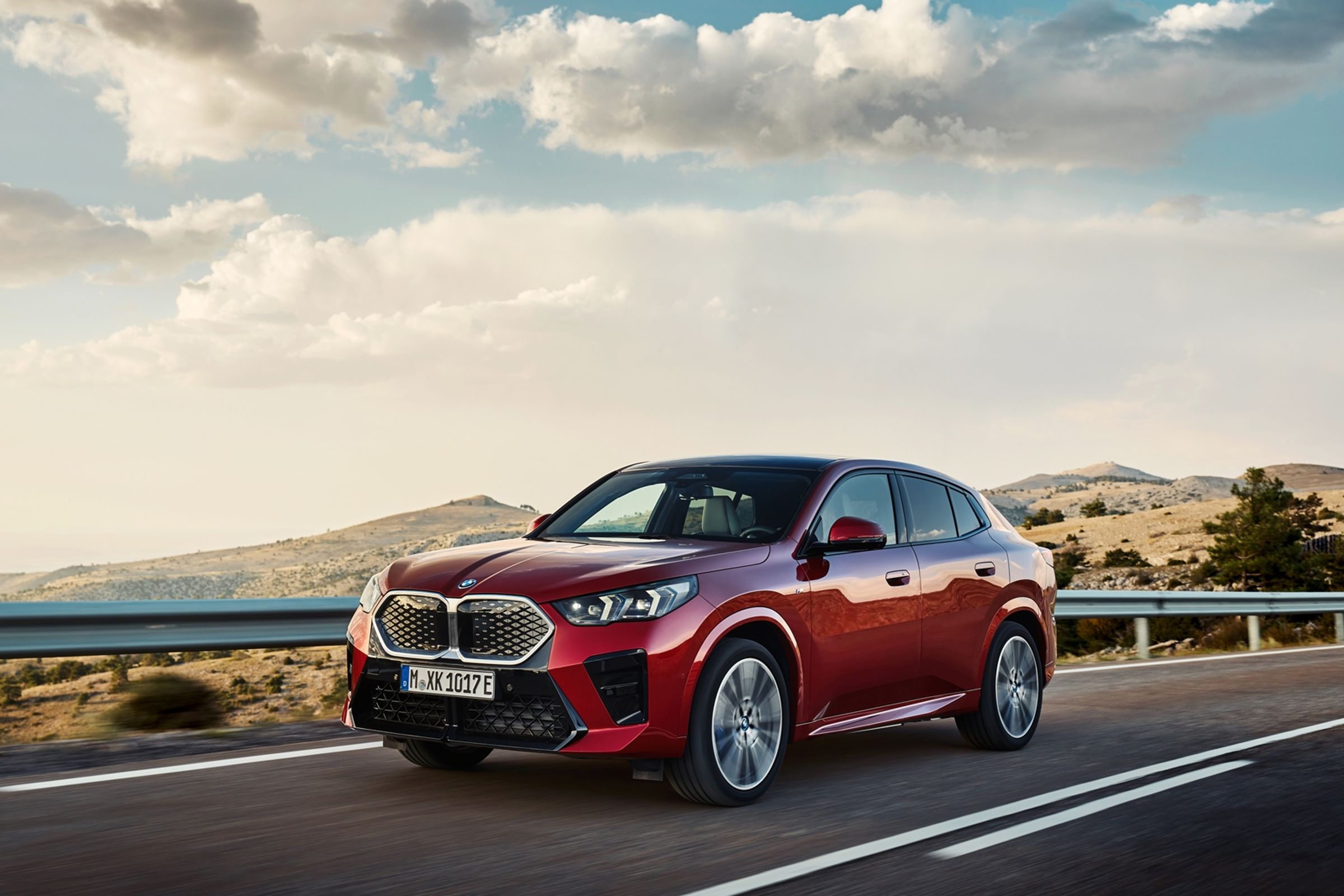 BMW iX2採用全新第五代eDrive電能科技，前後軸同步式雙馬達與BMW xDrive智慧型可變四輪傳動系統配置的iX2 xDrive30 M Sport在搭配Boost功能作用之下，可創造出313匹的最大馬力輸出與494牛頓米的最大扭力，0到100km/h加速僅需5.6秒，最高續航里程可達449 km