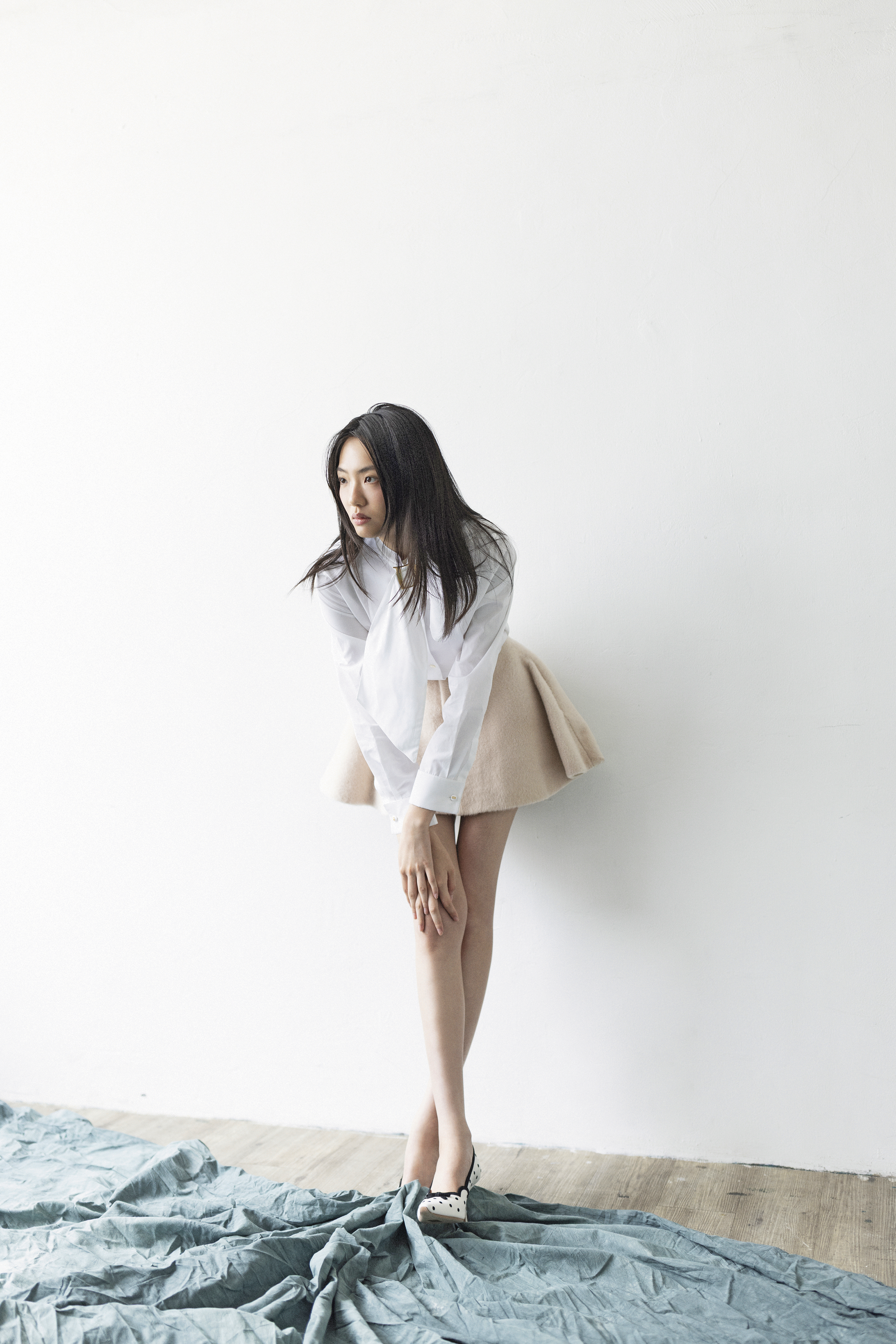 白襯衫 NT$66,000、迷你短裙 NT$240,000／Dior Romance圓點高跟鞋 NT$39,000 all by Dior