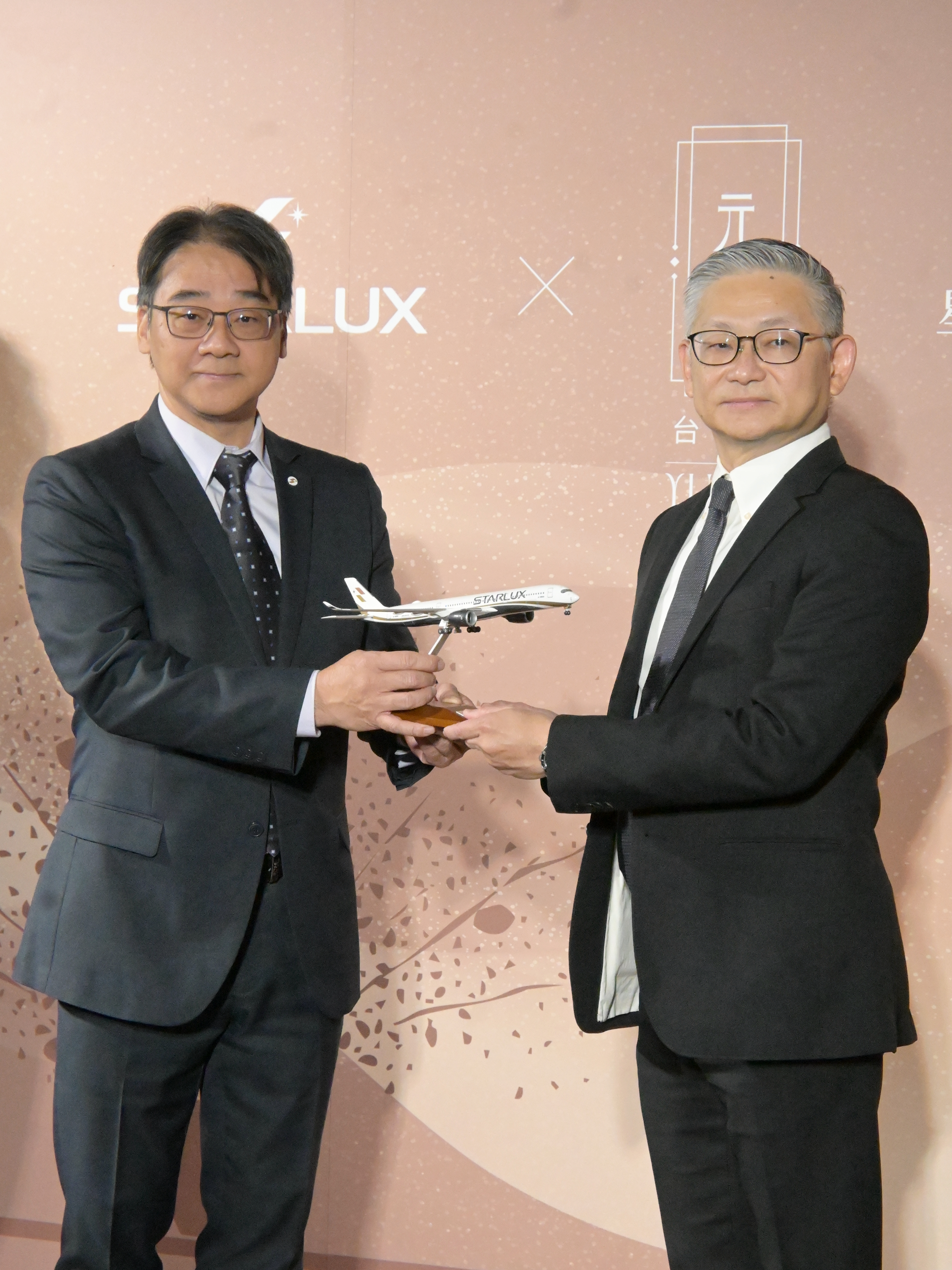 星宇航空公關長梁文龍（左）致贈星宇航空飛機模型予寶元紀企業營運長暨副總經理盛緒平（右）。