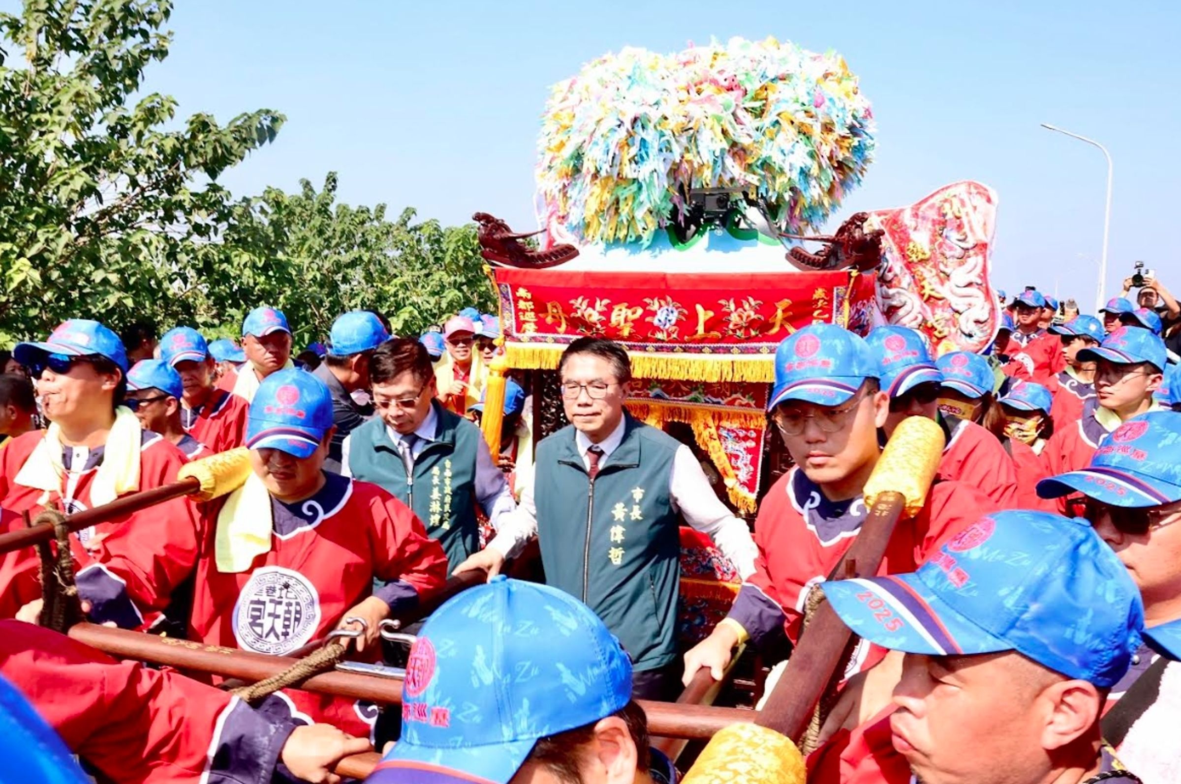 本月16日北港朝天宮媽祖入境台南鹽水區,市長黃偉哲親臨現場接駕。(翻攝黃偉哲臉書)