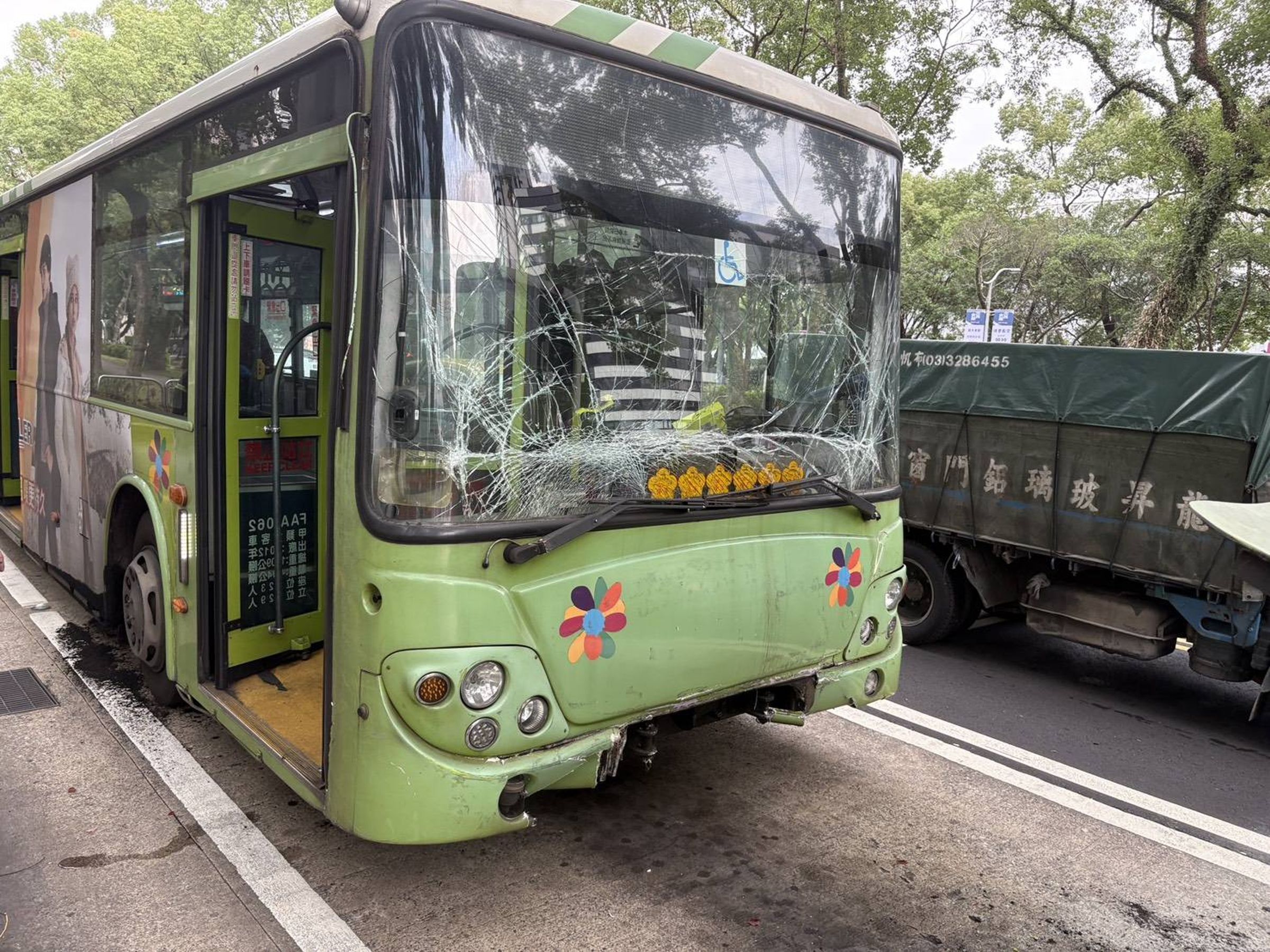 台北松山4公車連環撞。(警方提供)
