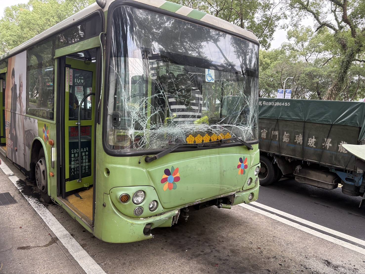 台北松山4公車連環撞。（警方提供）