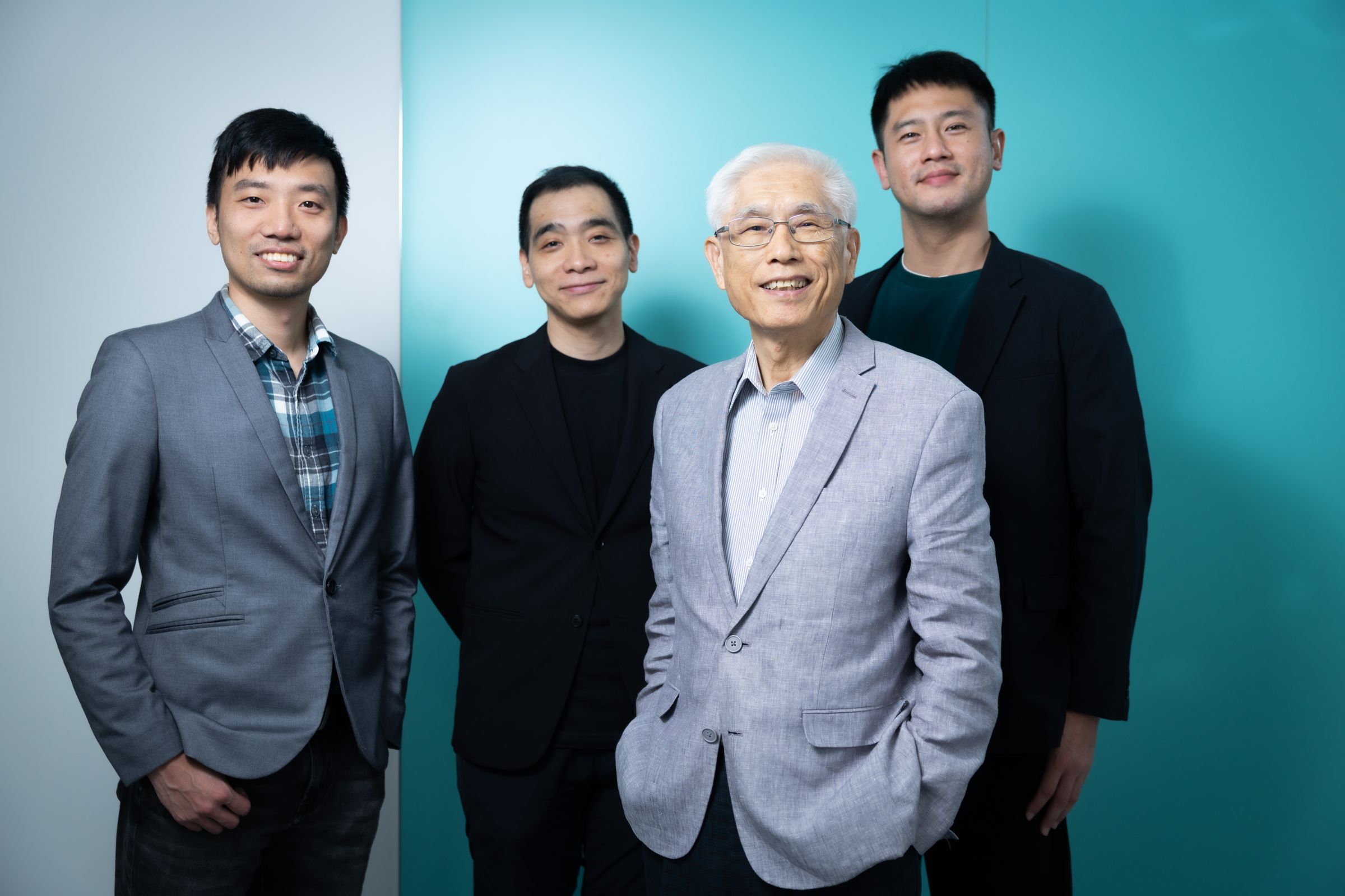 艾萬霖生技董事長林奏延(右2),與研發資深處長王凱玄博士(左2)、製程處處長林志穎博士(左1),以及行銷處副處長劉又維(右1),組成外泌體的研發與行銷團隊,為台灣外泌體科技寫下新篇章。