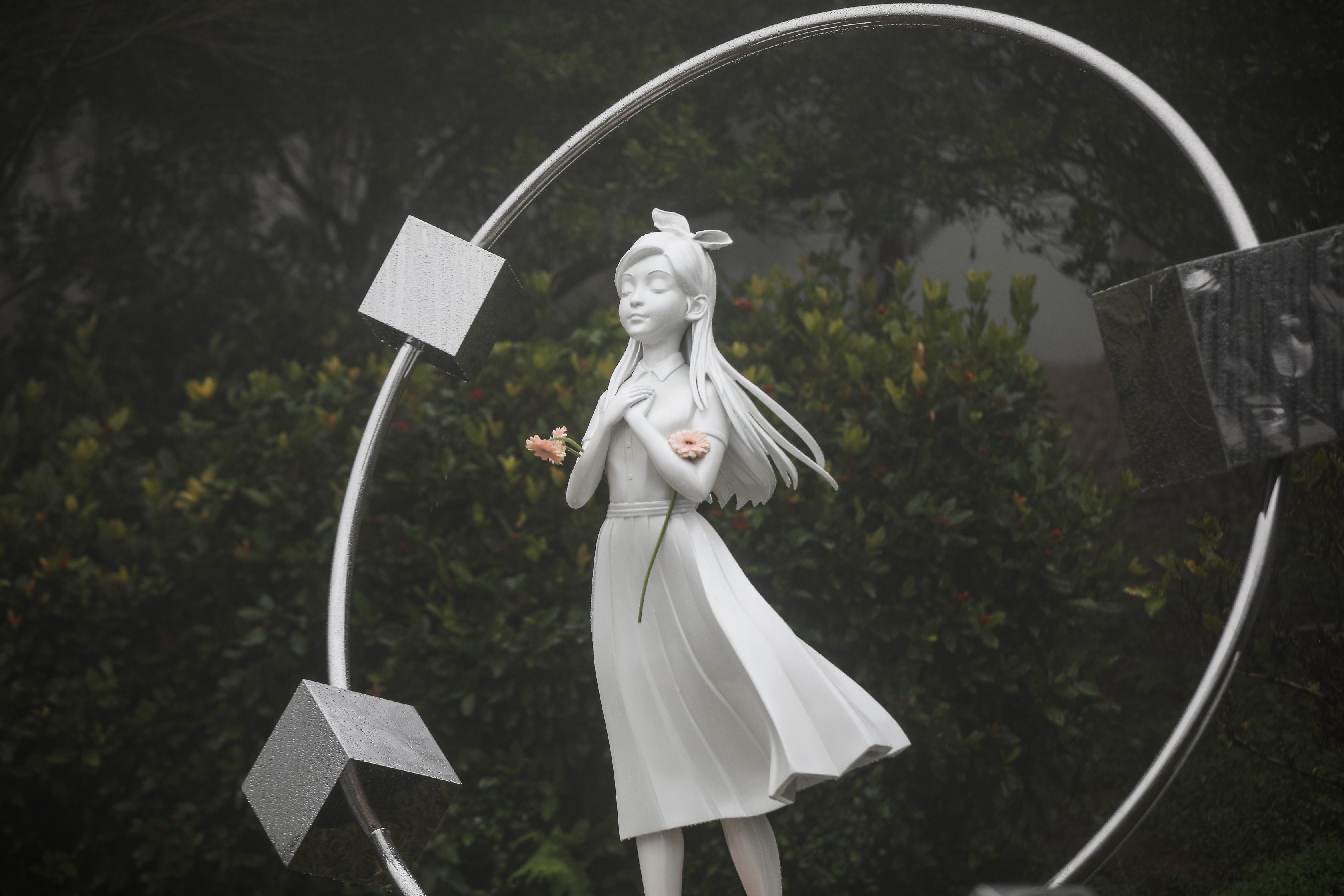 具俊曄親自為雕像操刀設計。（鏡報鄒保祥攝）
