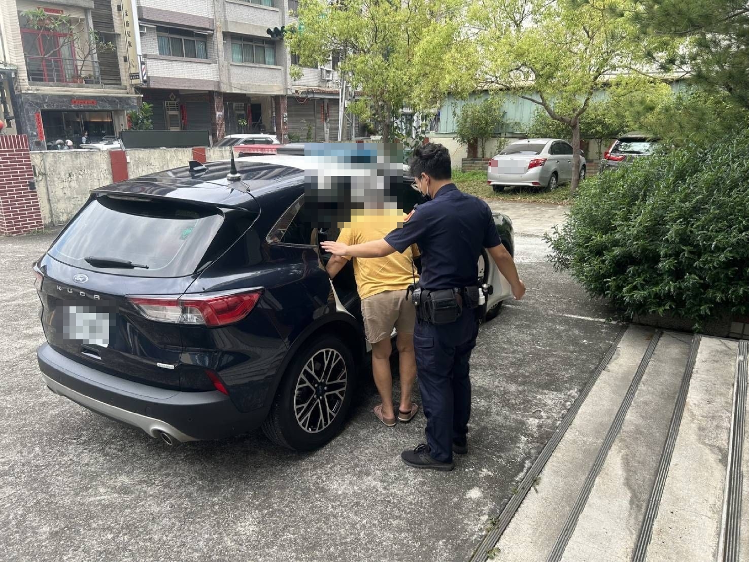 經過警方及校方一番努力後，終於聯繫上走失阿嬤的家屬，並將人護送返家。（翻攝畫面）