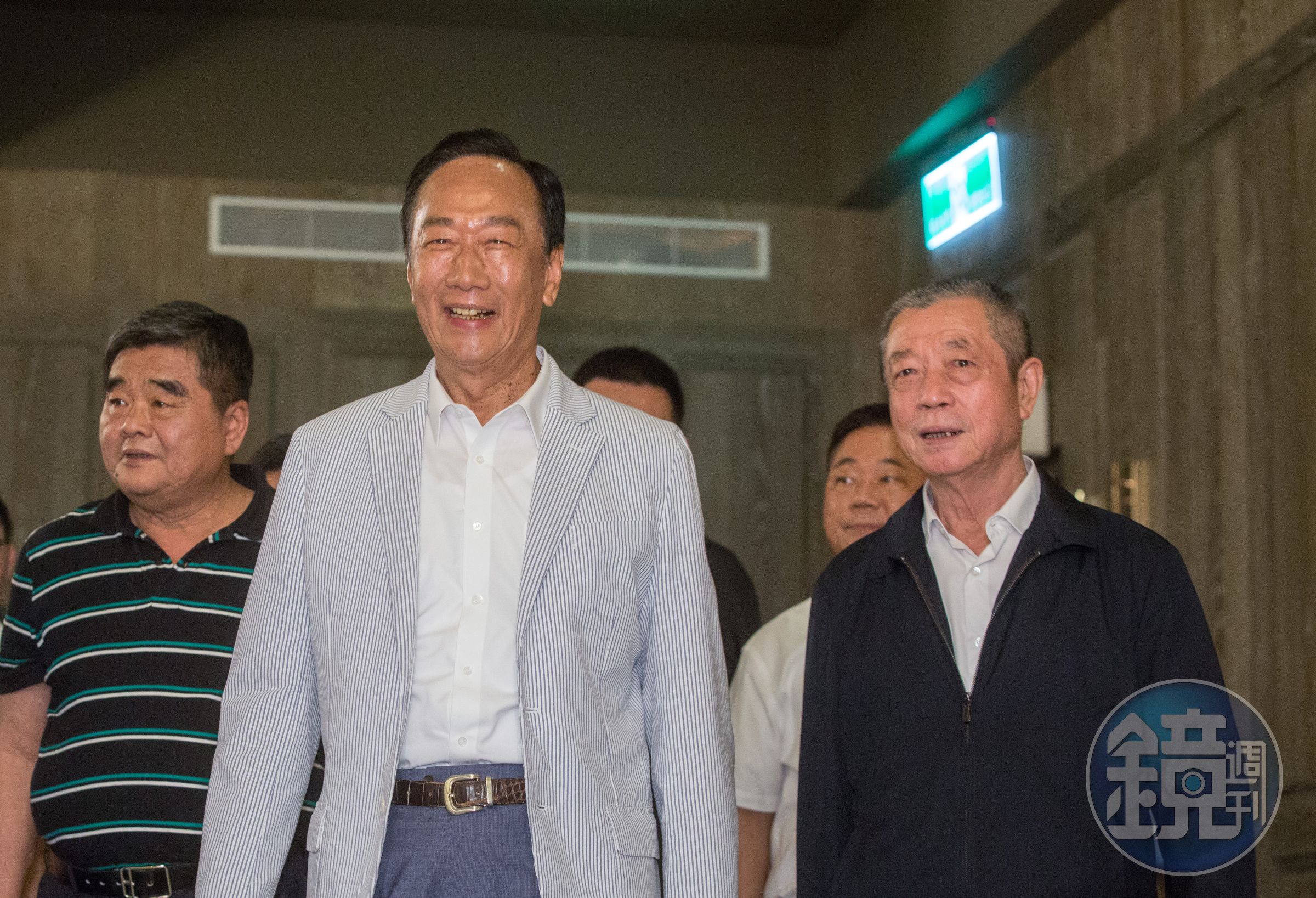 屏東縣議長周典論(右)遭懷疑花錢買連署書聲押獲准,關鍵在於周遭藍營鎮長咬出以現鈔交付500萬換1萬分連署書。