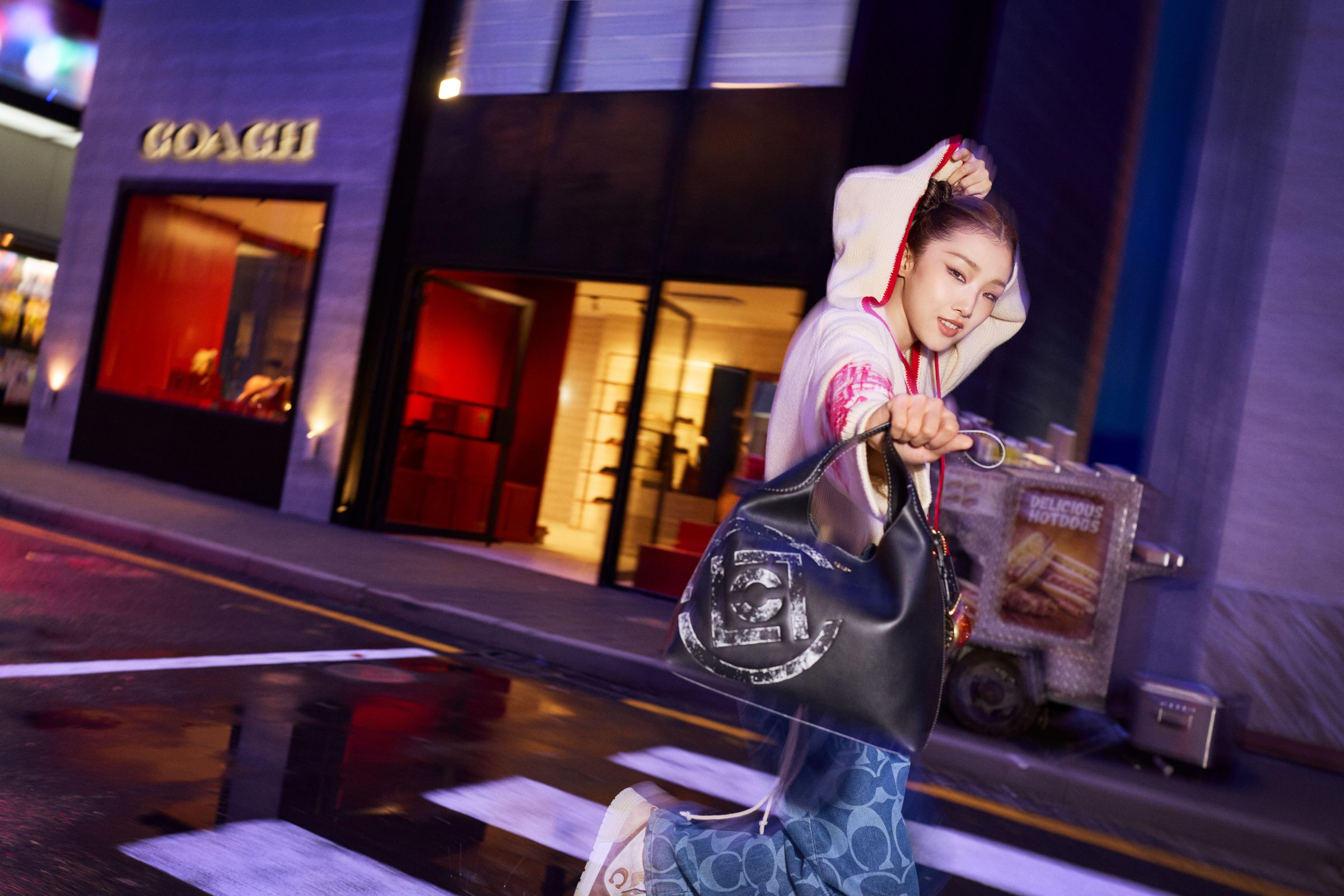 COACH x CLOT聯名系列帶有兩個品牌極高的辨識度。(COACH提供)