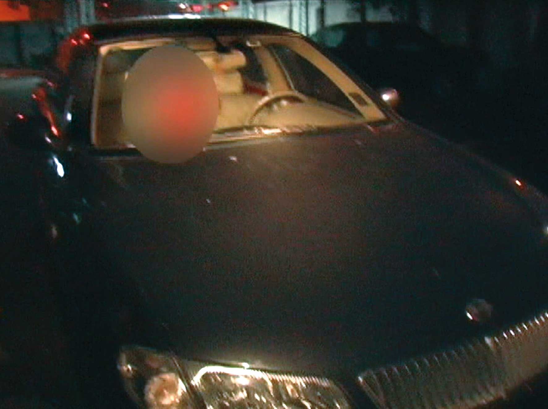 張志輝幫死者穿上紅色運動服，並將屍體放進車輛後座。（東森新聞提供）