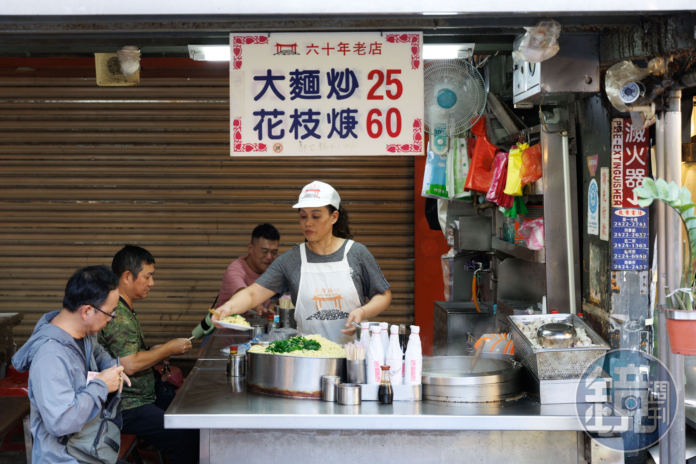 寫著60年老店的「大麵炒、花枝焿」,攤位非常明亮乾淨。