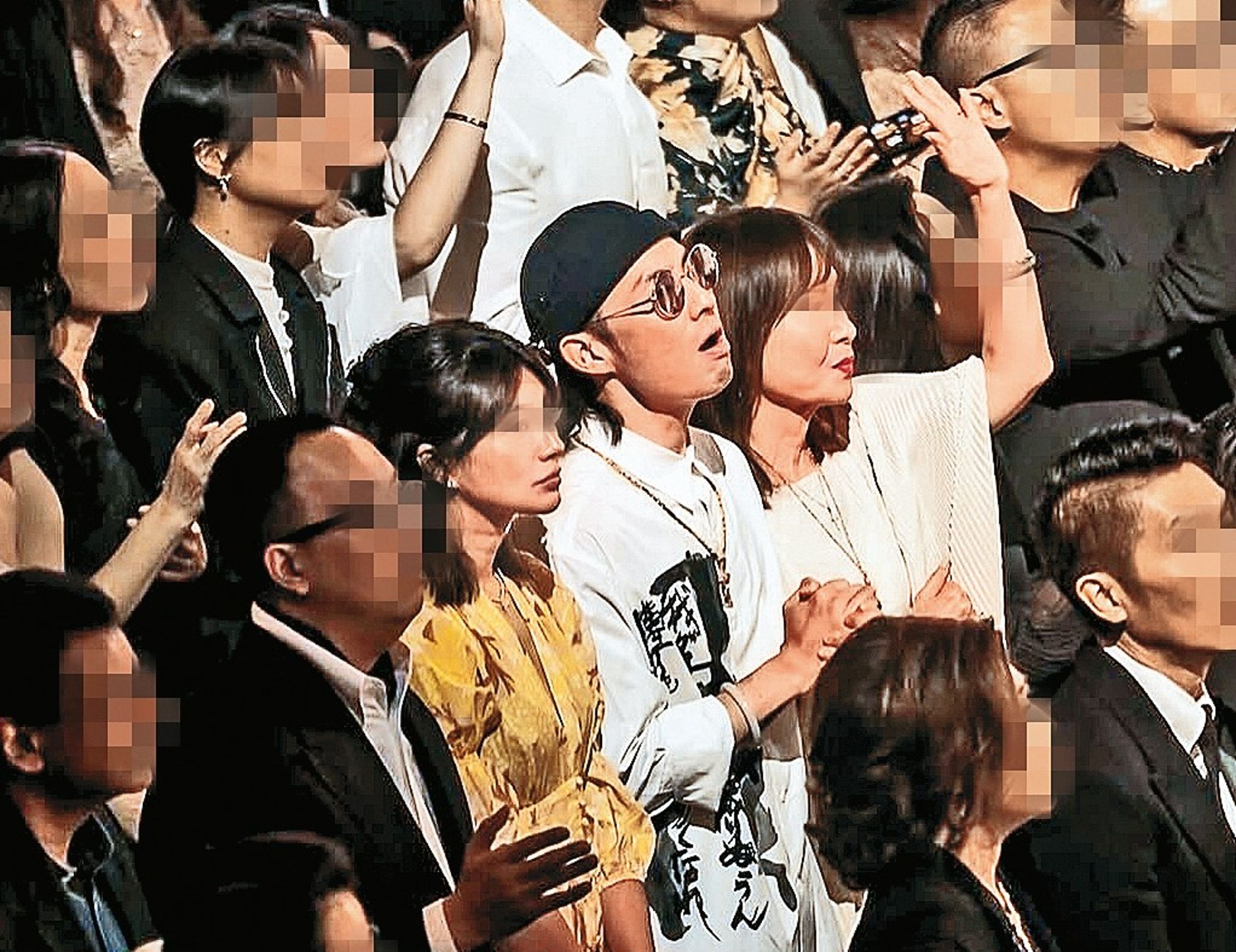 腓力曼都法女兒的婚禮排場頗大，除了賓客們看來都是號人物，吳建豪（中）身旁除了媽媽（右），新歡（左）也受到討論。（翻攝自vanessamantofa IG）