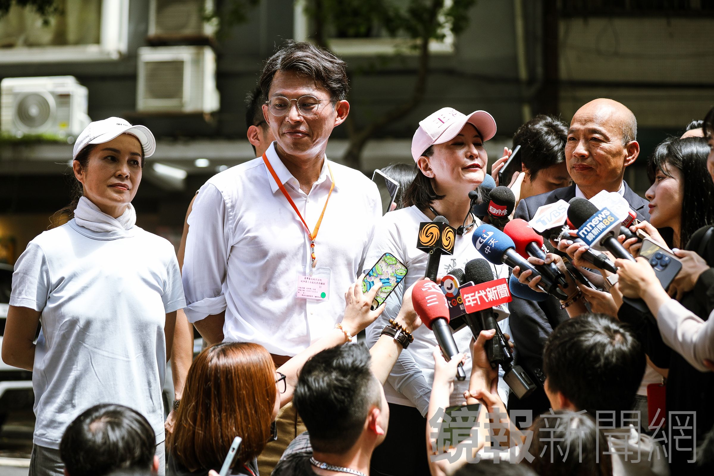 韓國瑜今陪同王鴻薇車掃,受訪時卻疑似口誤喊出「國民黨大失敗!」(鏡報鄒保祥攝)
