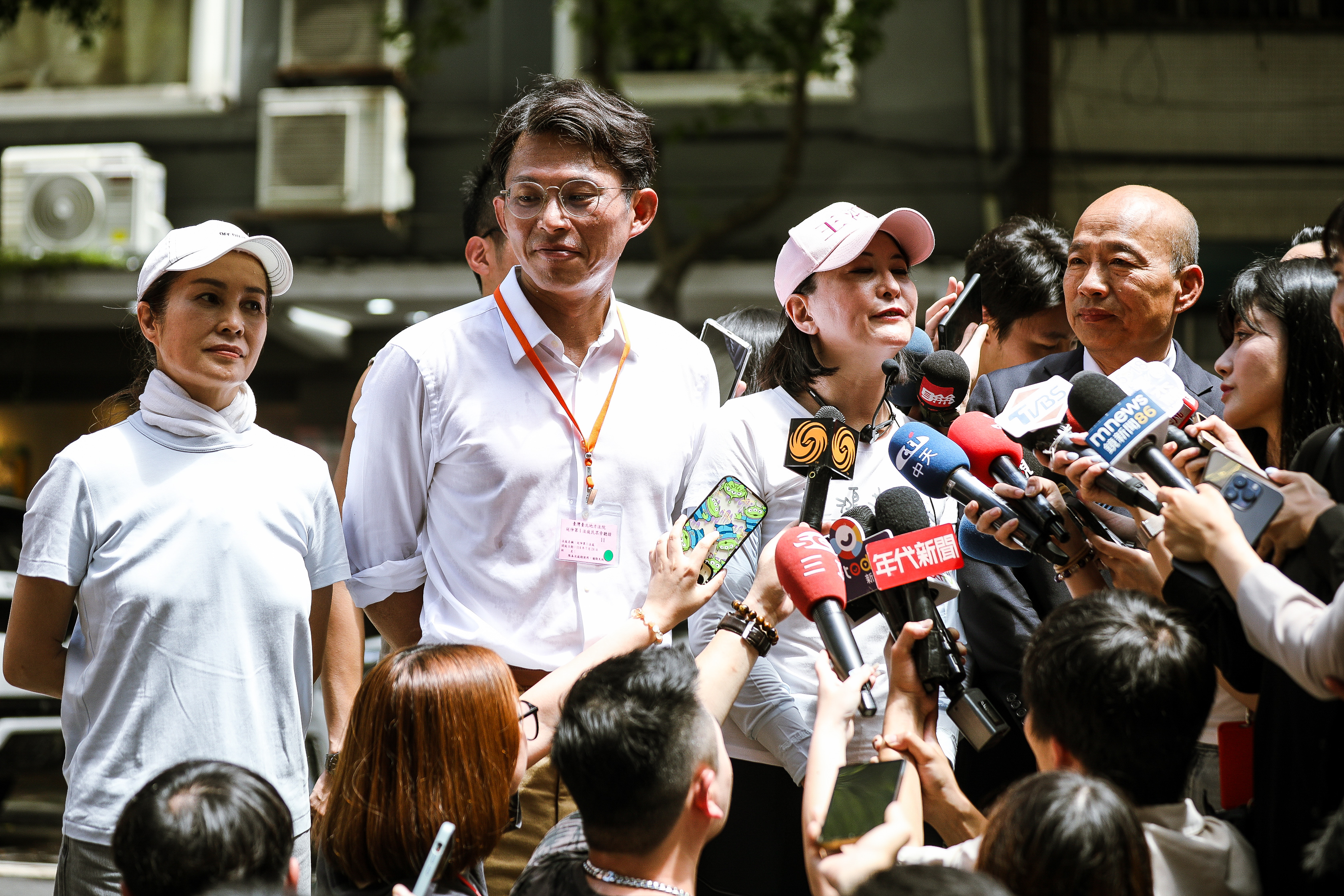 韓國瑜今陪同王鴻薇車掃，受訪時卻疑似口誤喊出「國民黨大失敗！」（鏡報鄒保祥攝）