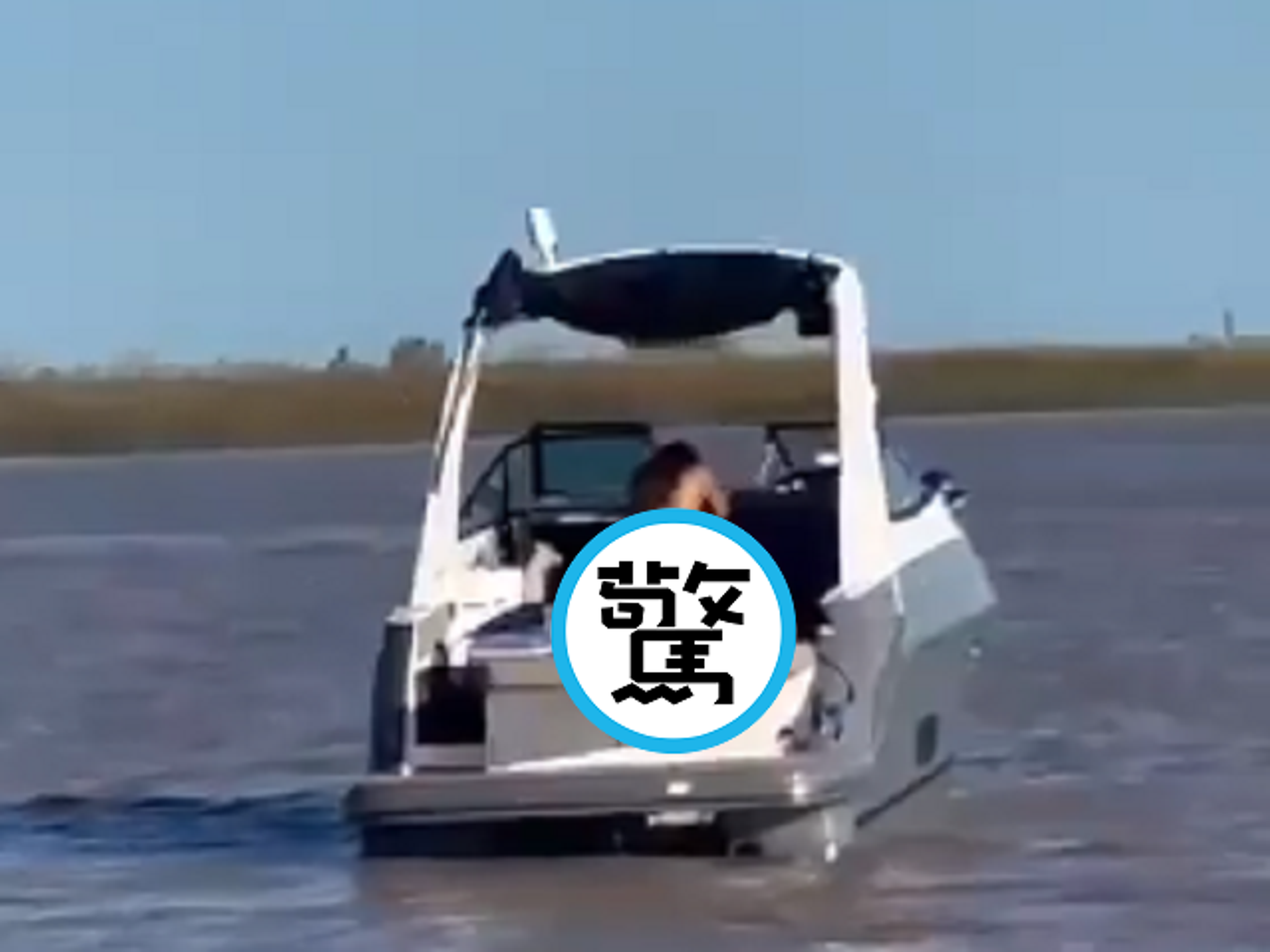 這艘愛之船太瘋狂！無人駕駛海上漂，只見「人肉活塞」用性愛導航。（翻自X平台）