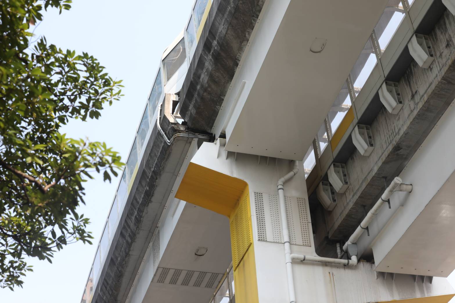 全台今天上午發生有感地震，捷運環狀線疑似發生錯位，新北捷運公司回應，這裡本來就採偏心柱的設計。