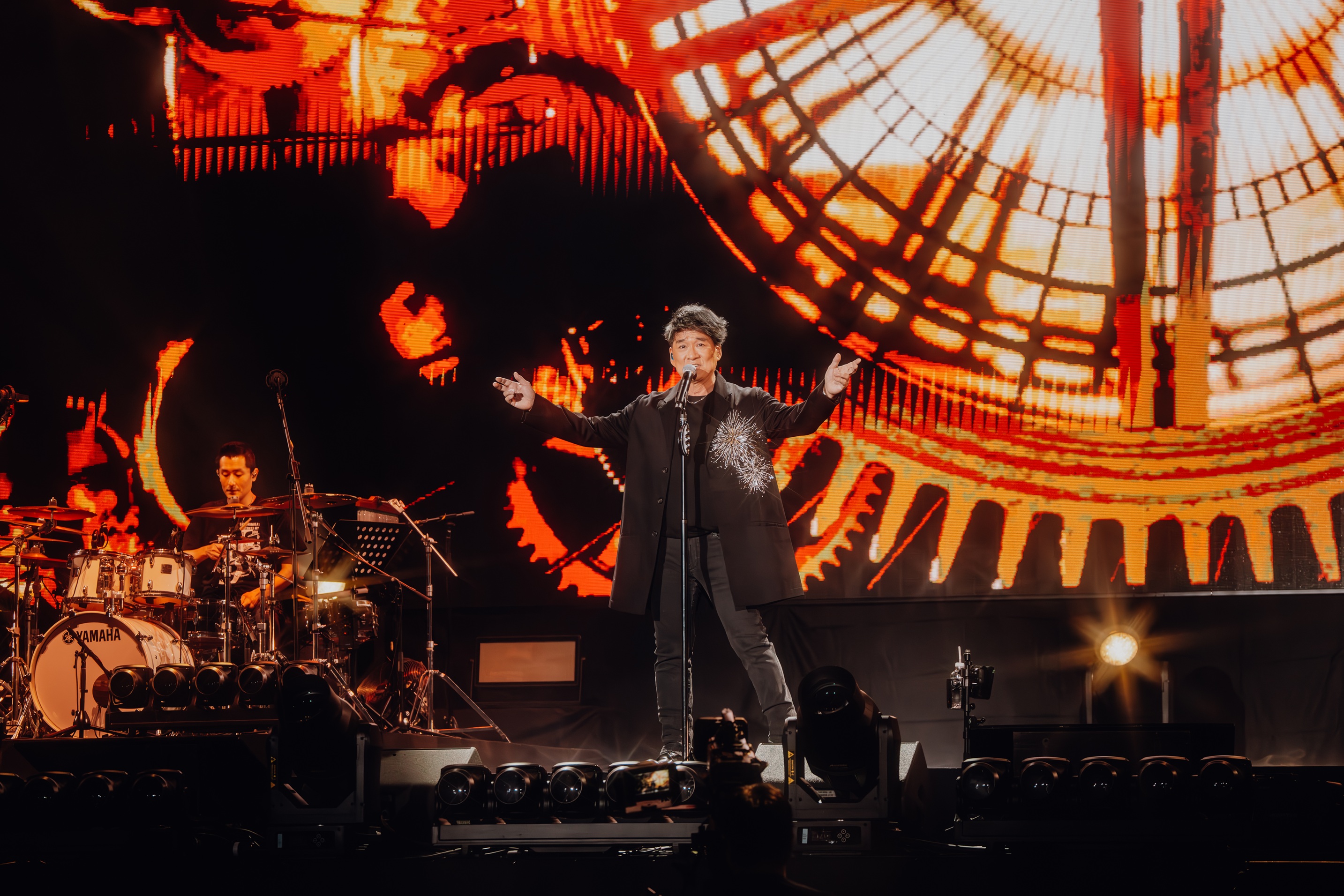 周華健日前攜新巡演赴新加坡開唱讓近萬人爆滿歌迷朝聖。（滾石唱片提供）