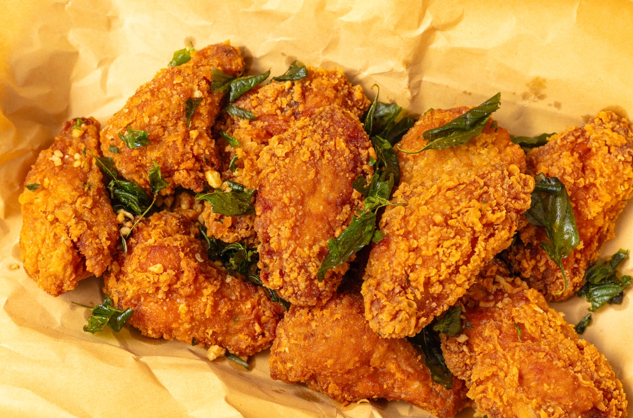 炸九層塔香氣誘人，但油炸後吸油量驚人，熱量翻倍。營養師提醒，鹹酥雞搭配炸蔬菜容易攝取過多油脂，應適量食用。（示意圖/東方IC）
