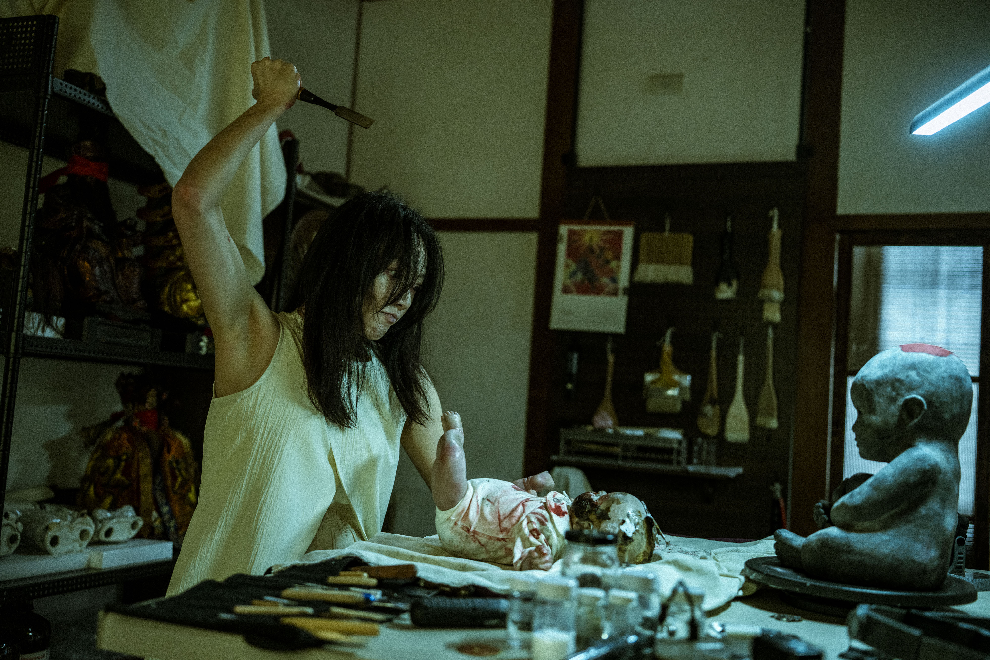 片中蔡思韵腹中胎兒遭陰靈覬覦，她遭邪靈入侵，逐漸被操控成如同傀儡的狀態。（天予電影提供）